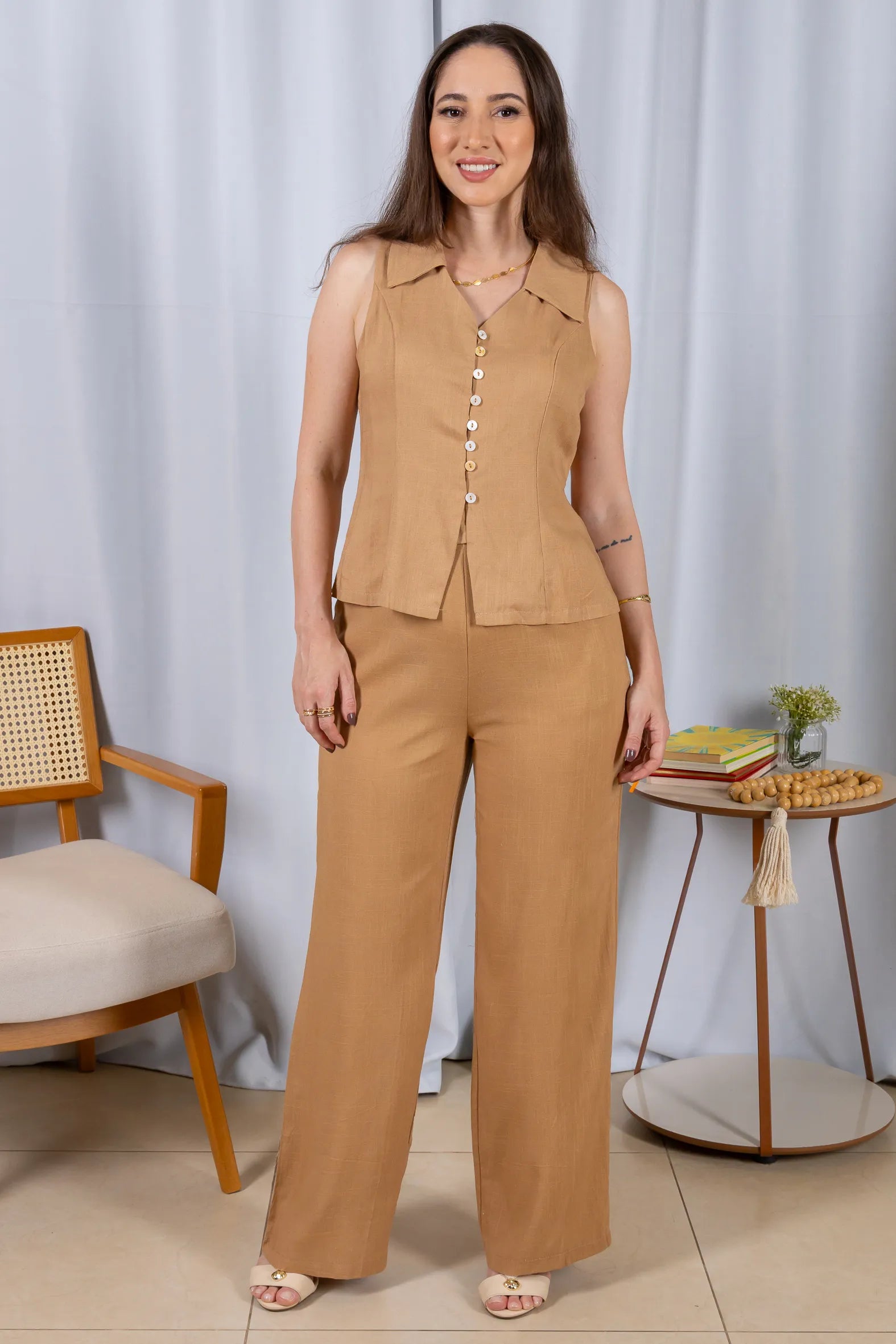 Conjunto: Camisa Regata Detalhe Botões Visco Linho Flávia Marrom + Calça Pantalona Cós com Elástico Visco Linho Flávia Marrom