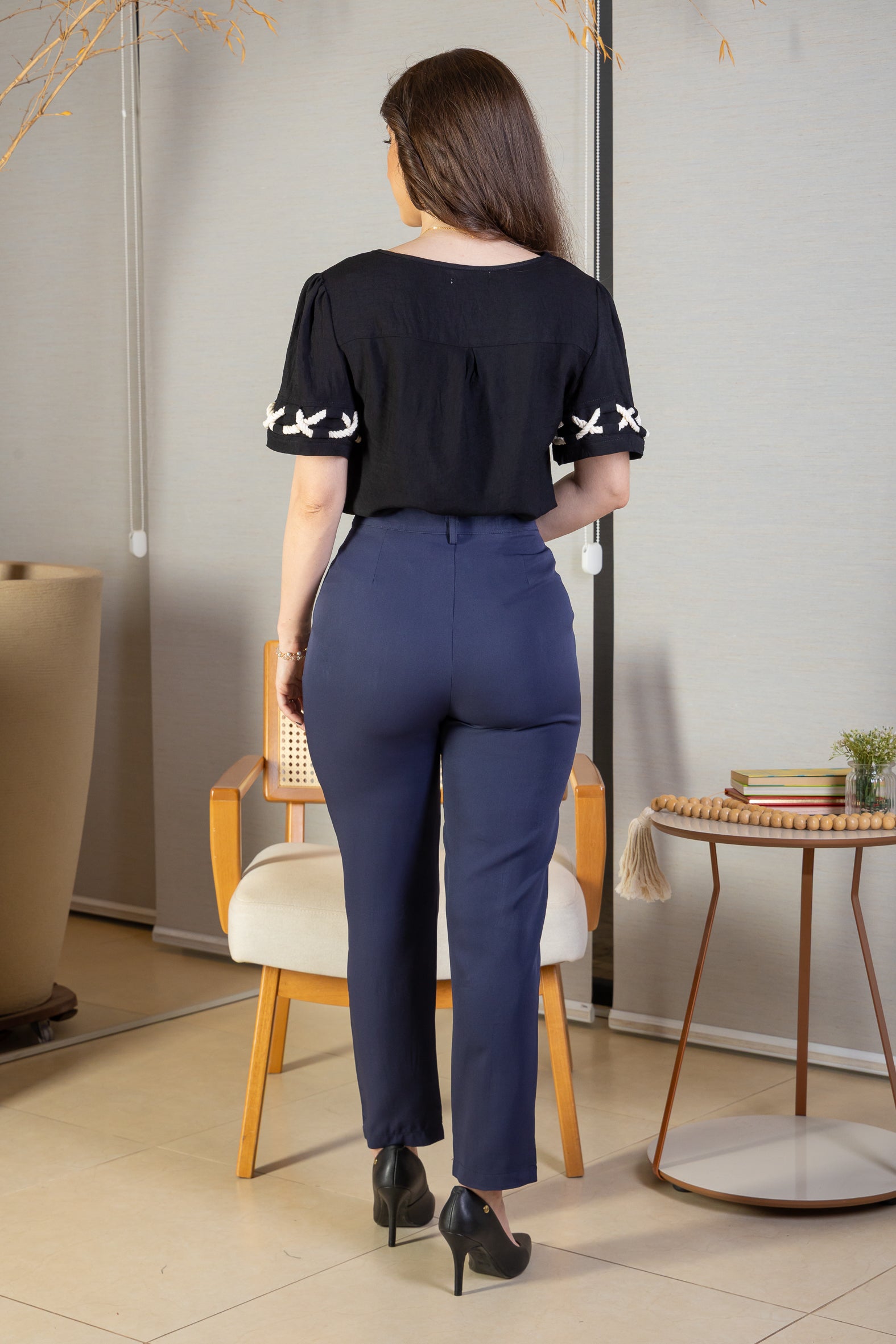 Calça Corte Reto Detalhe Friso Crepe Milano Eliana Bezerra Azul Marinho