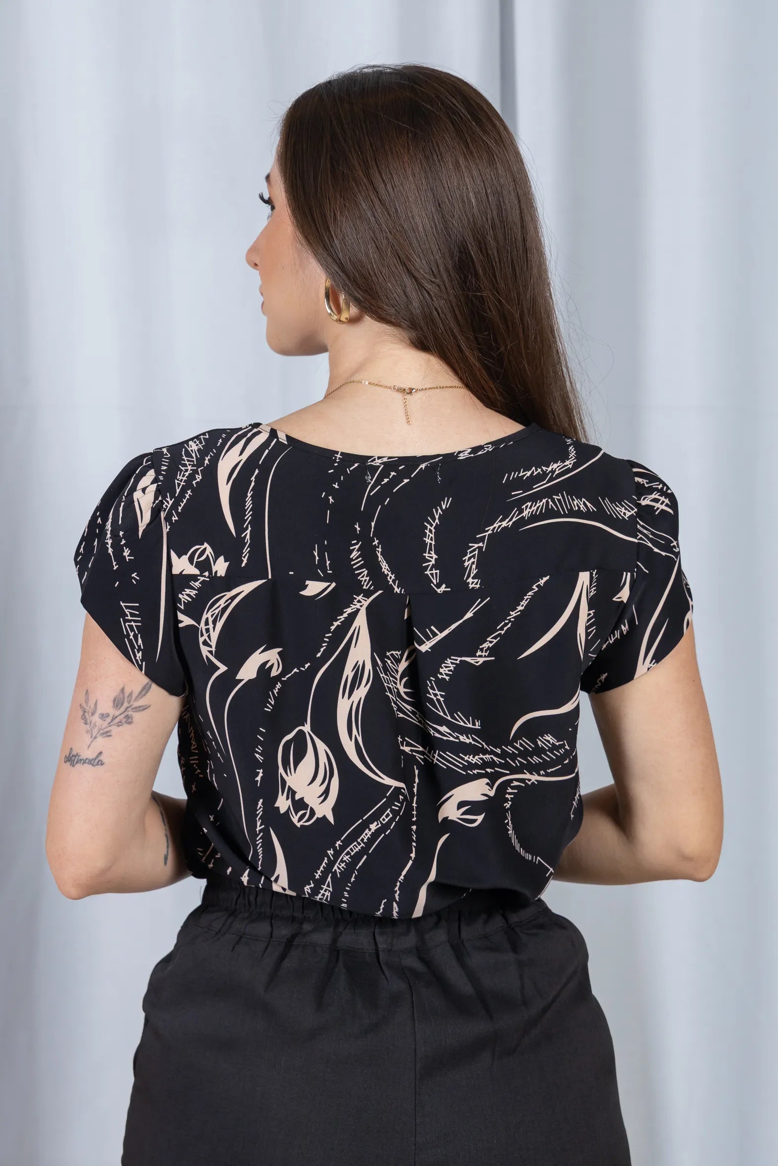 Blusa Manga Curta Transpassada Estampada em Crepe Classic Simone Preta
