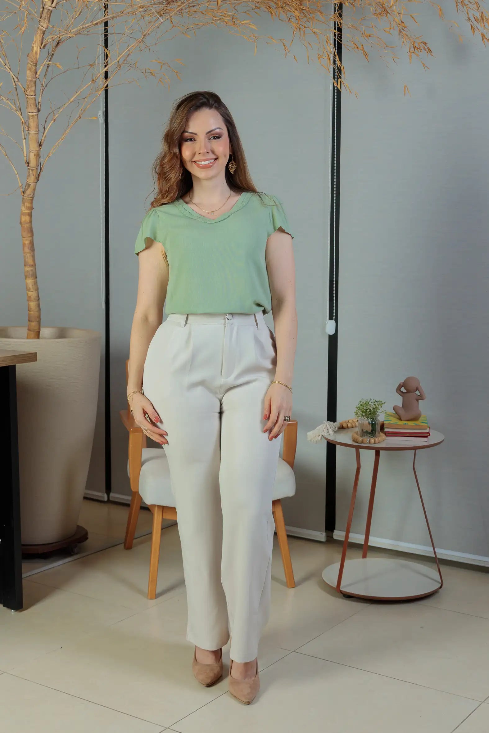 Conjunto: Blusa Manga Curta Detalhe Gola Trançada Visco-linho Leila Verde + Calça Pantalona Crepe Milano Detalhe Botão Encapado Elena Creme