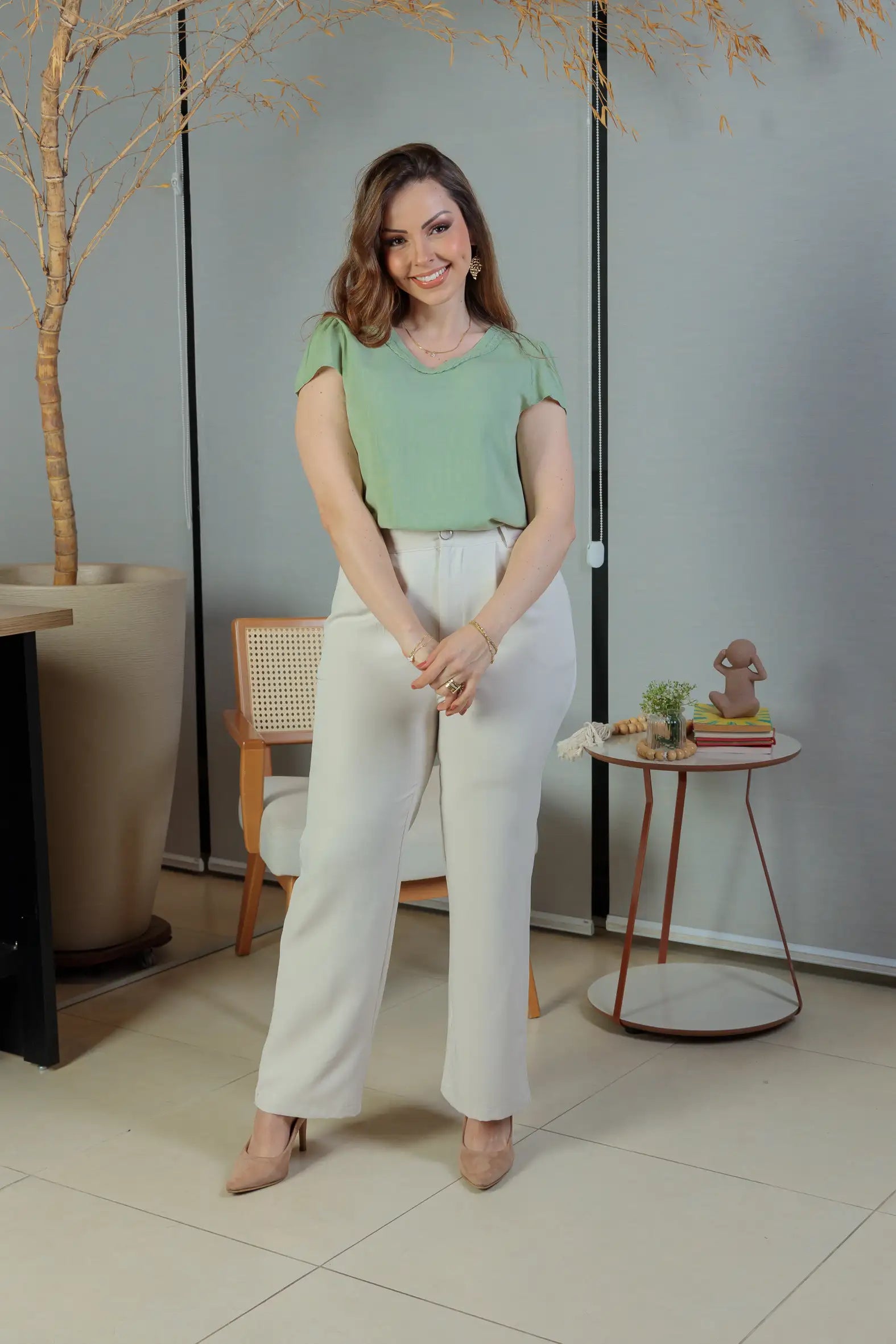 Conjunto: Blusa Manga Curta Detalhe Gola Trançada Visco-linho Leila Verde + Calça Pantalona Crepe Milano Detalhe Botão Encapado Elena Creme