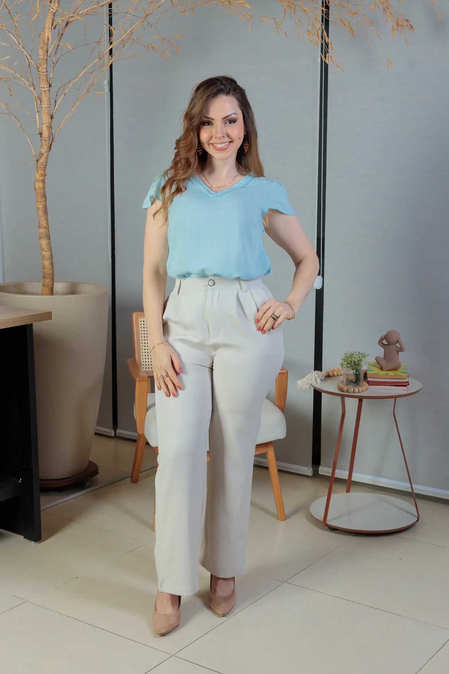 Conjunto: Blusa Manga Curta Detalhe Gola Trançada Visco-linho Leila Azul + Calça Pantalona Crepe Milano Detalhe Botão Encapado Elena Creme