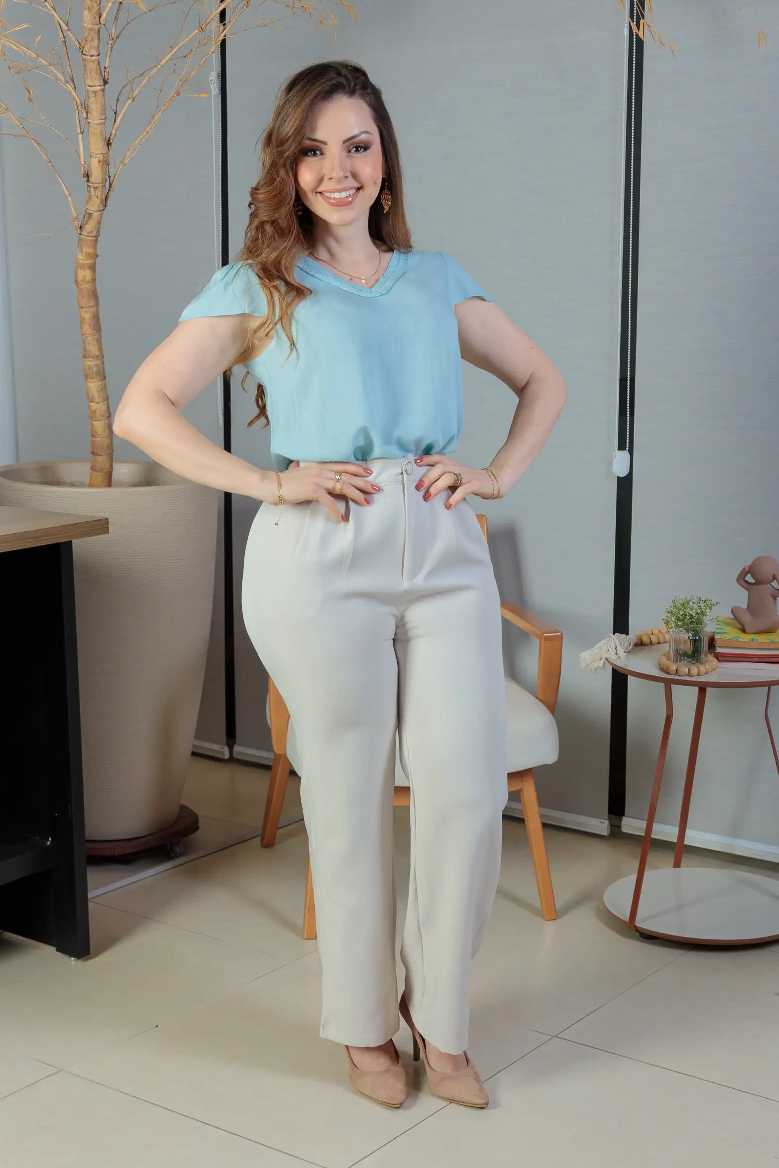Conjunto: Blusa Manga Curta Detalhe Gola Trançada Visco-linho Leila Azul + Calça Pantalona Crepe Milano Detalhe Botão Encapado Elena Creme