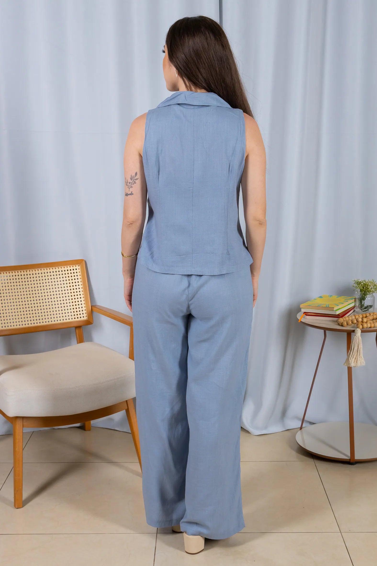 Conjunto: Camisa Regata Detalhe Botões Visco Linho Flávia Azul + Calça Pantalona Cós com Elástico Visco Linho Flávia Azul