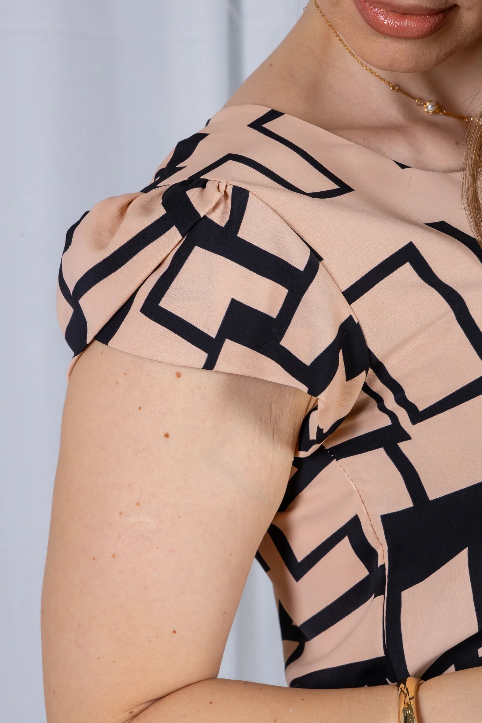 Blusa Manga Curta Transpassada Crepe Classic Carmen Estampada Geométrica Rosa