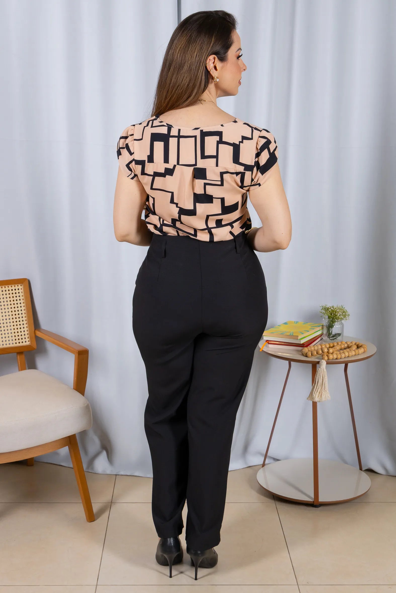 Blusa Manga Curta Transpassada Crepe Classic Carmen Estampada Geométrica Rosa