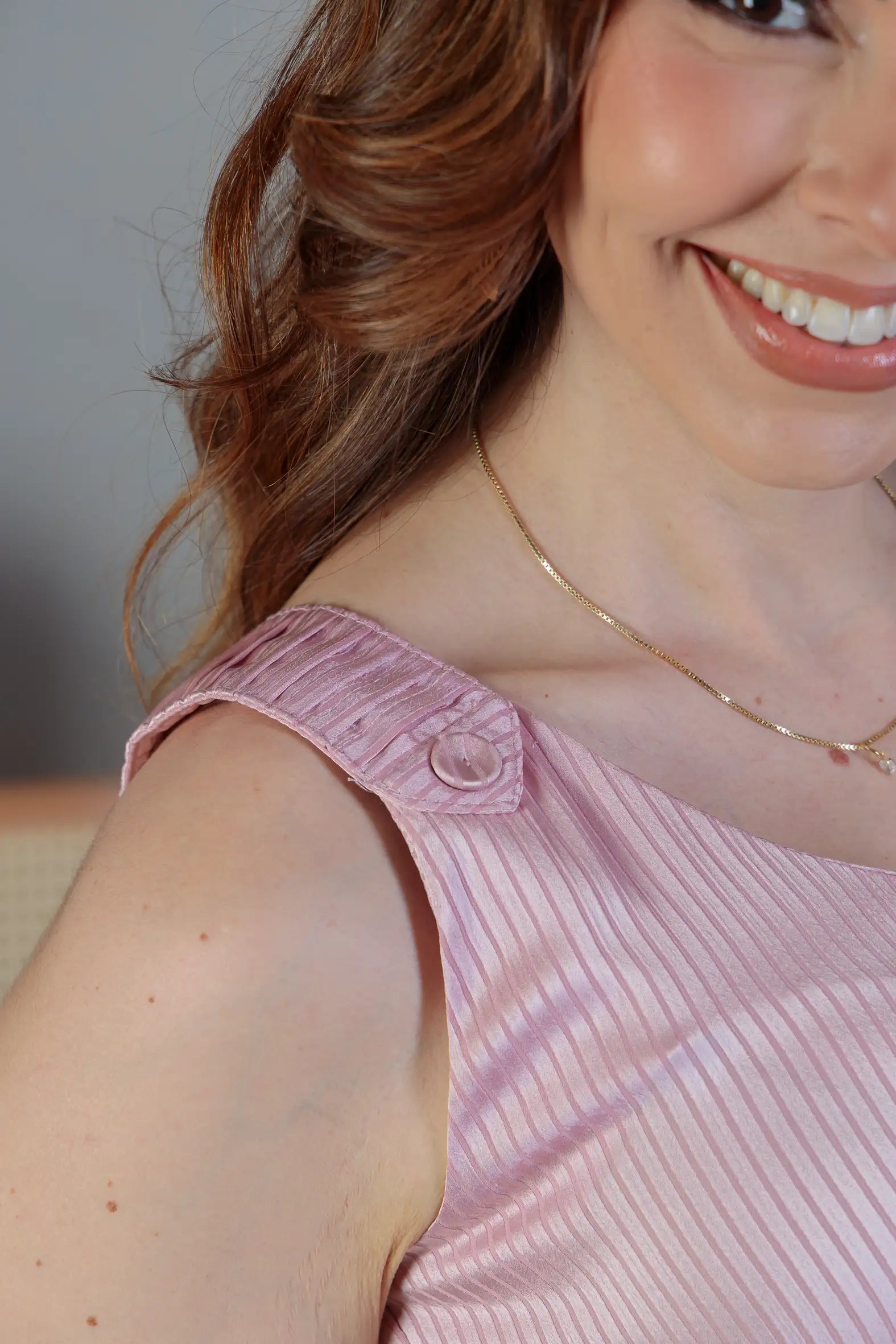 Blusa Regata Detalhe Alça Botão Crepe Acetinado Jade Rosa