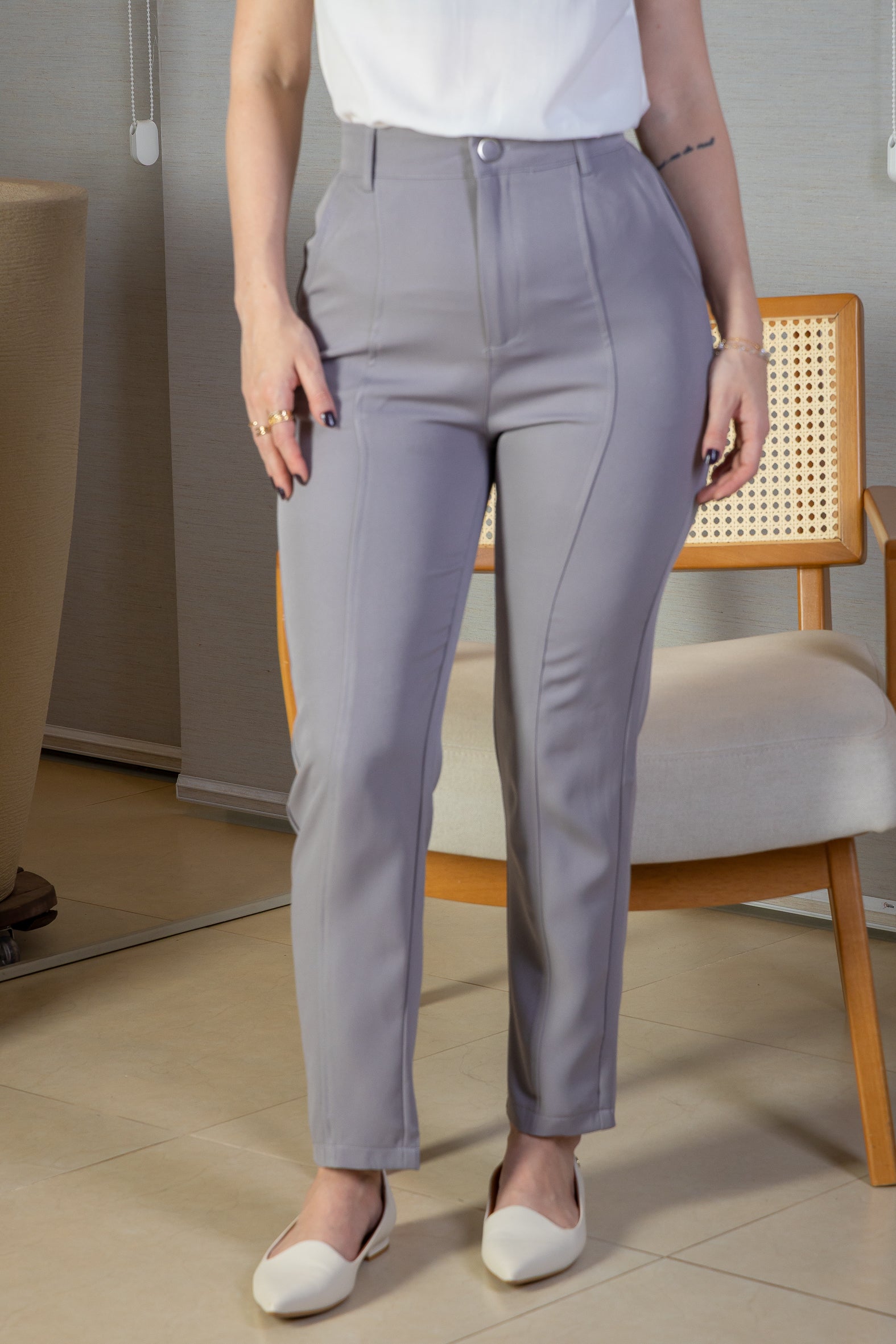 Calça Corte Reto Detalhe Friso Crepe Milano Eliana Bezerra Cinza