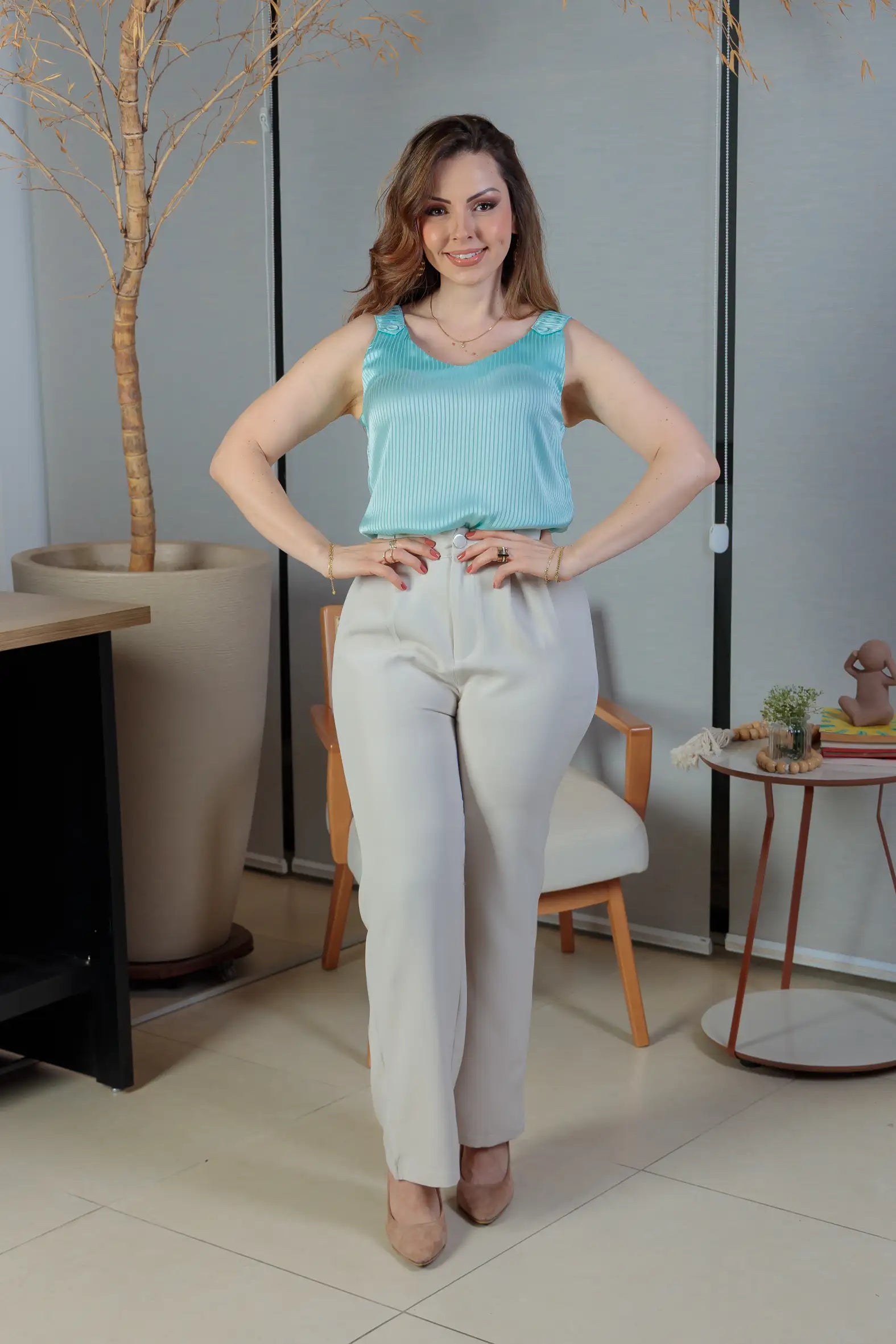 Conjunto: Blusa Regata Detalhe Alça Botão Crepe Acetinado Jade Verde + Calça Pantalona Crepe Milano Detalhe Botão Encapado Elena Creme