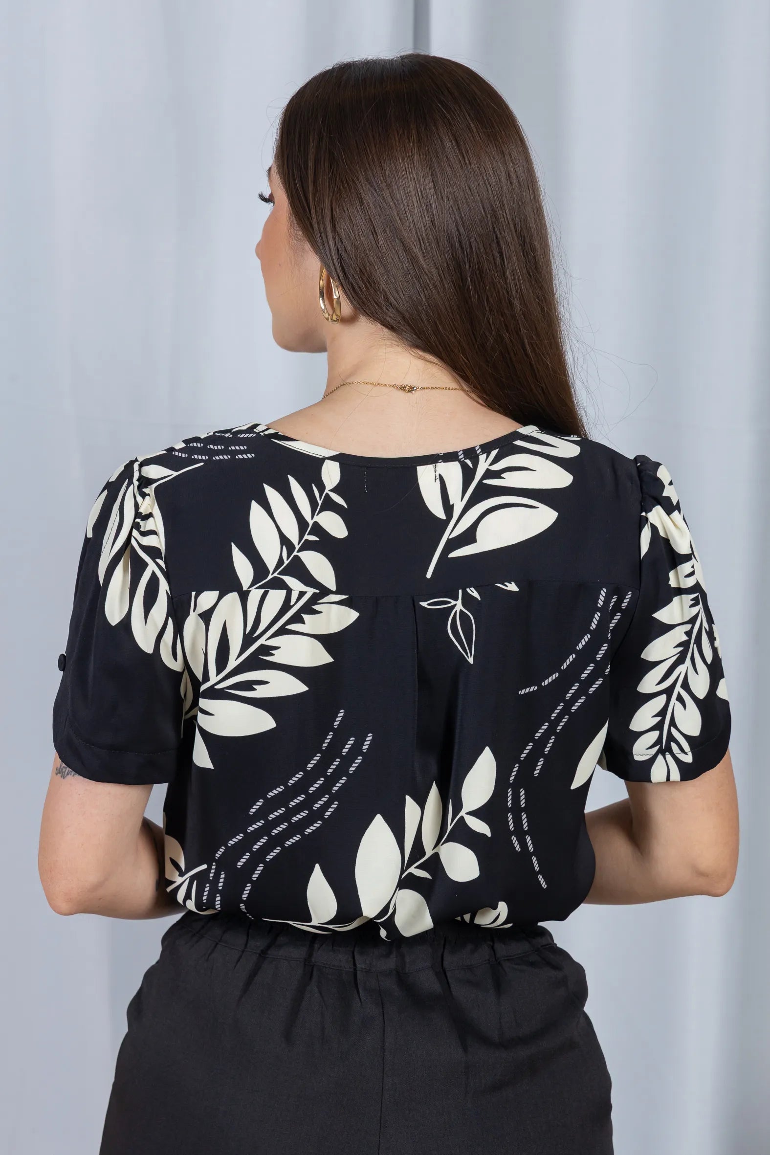 Blusa Manga Curta Fecho em Botão Estampada Crepe Classic Claudete Preta