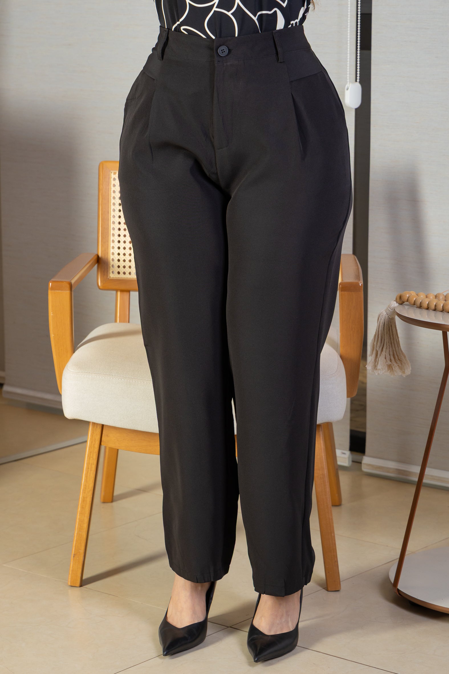 Calça Corte Reto Alfaiataria Detalhe Bolso Adriana Esteves Preta