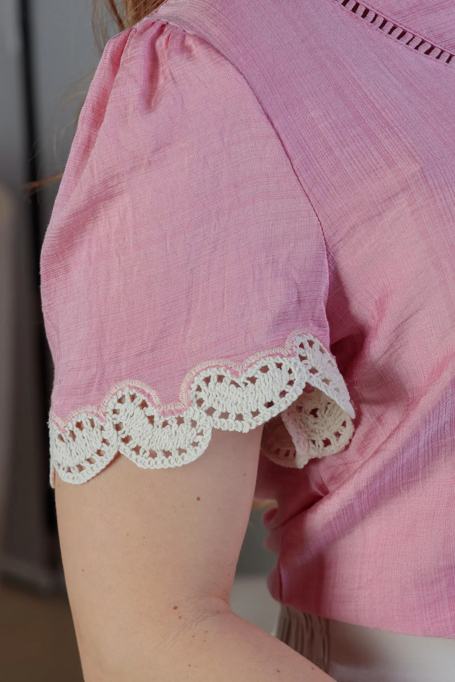 Blusa Manga Curta Detalhe Decote “V” Visco Essenza Elen Rosa