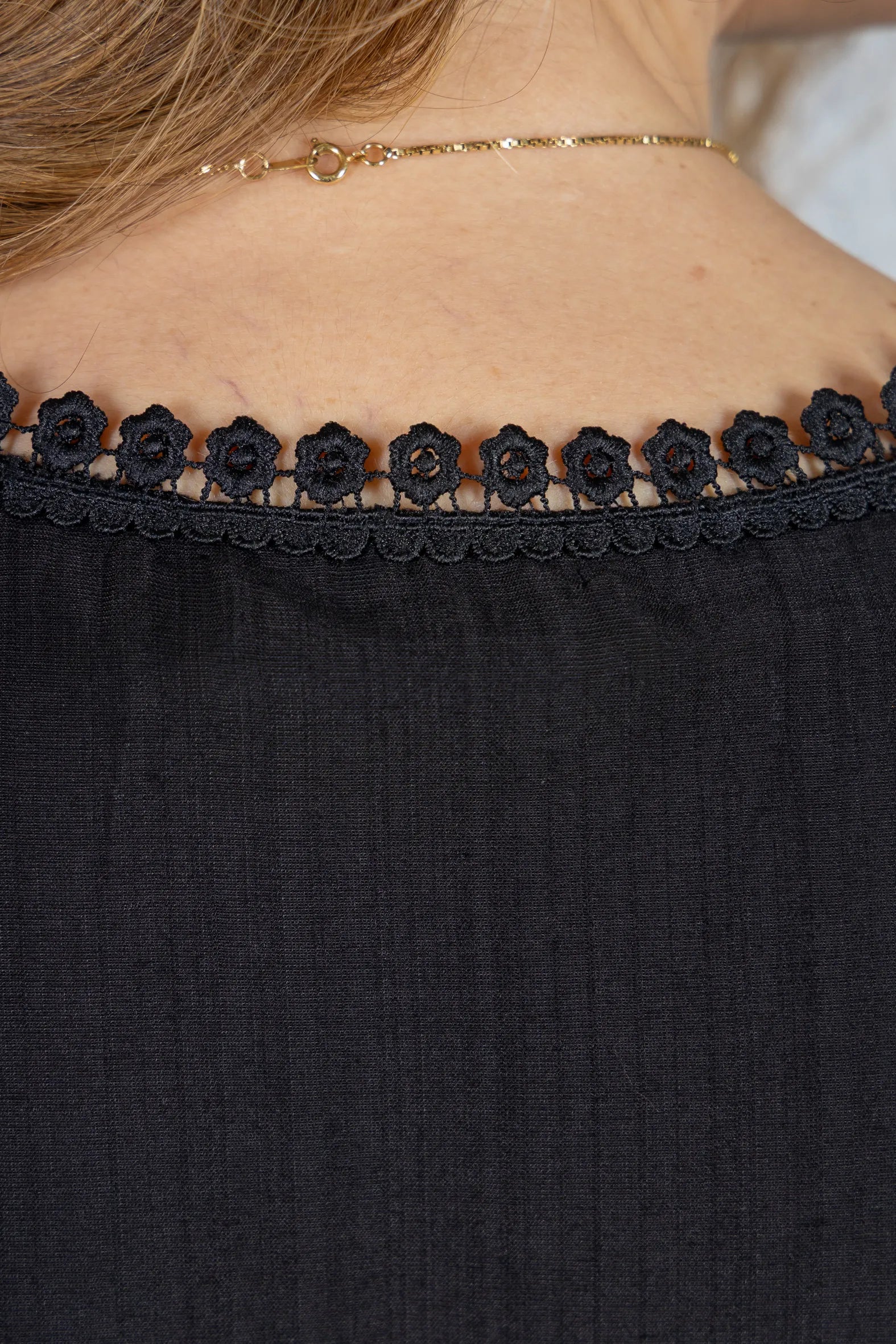 Blusa Manga Curta Decote em "V" em Visco Brise com Detalhes Bordados Thais Preta