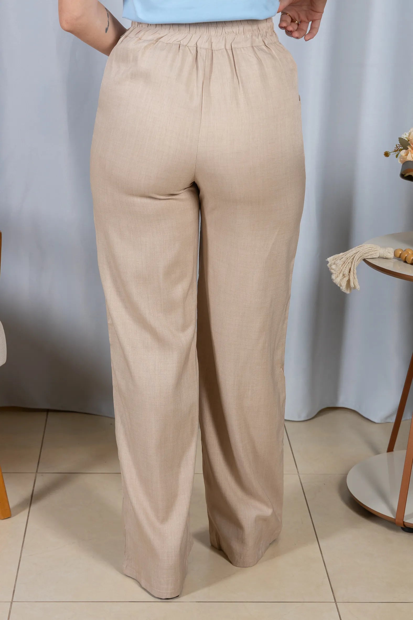 Calça Corte Reto Cotton Alfaiataria Lisse Detalhe em Friso Ariane Creme