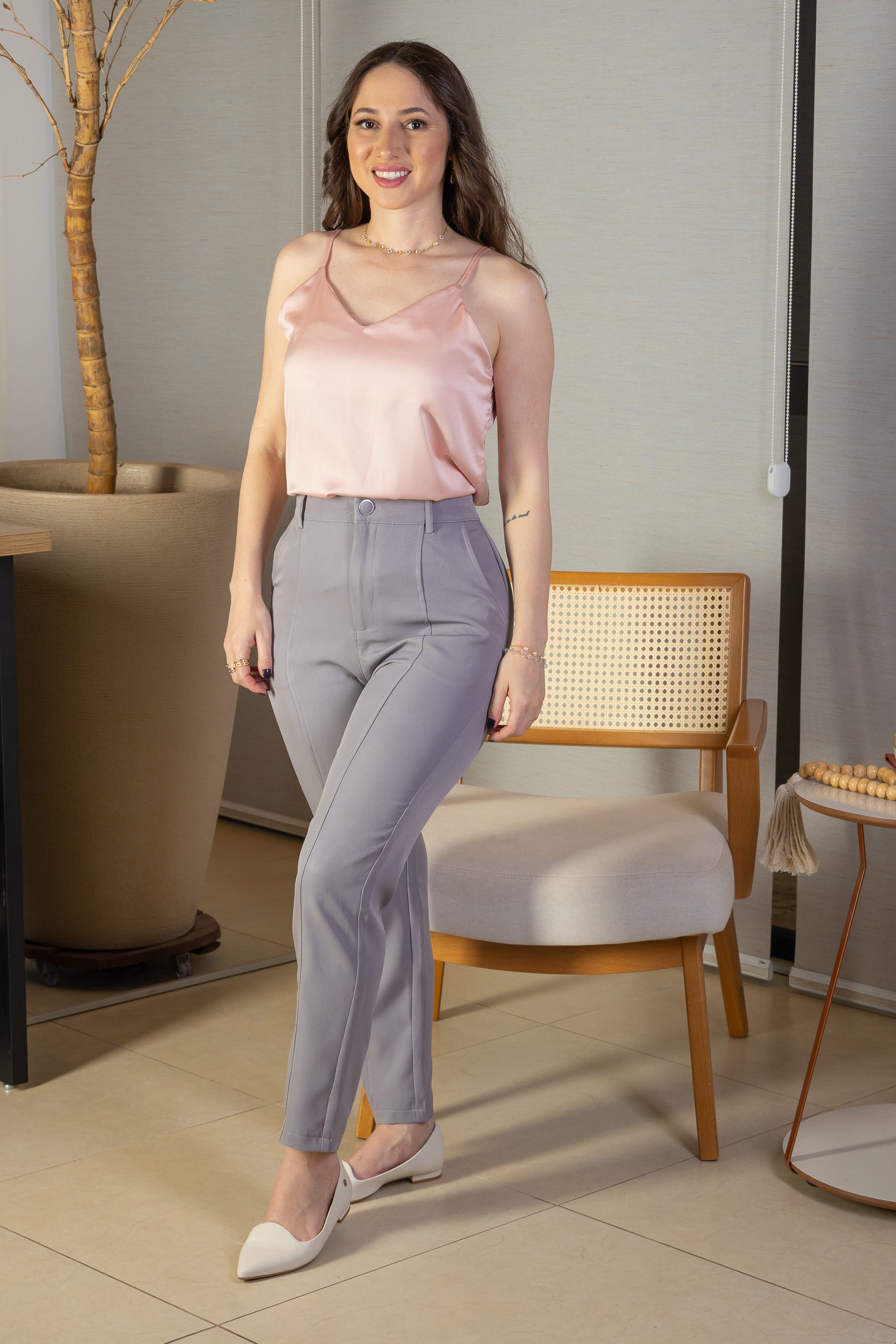 Conjunto: Blusa Regata Decote "V" Acetinada Fernanda Torres Rosa + Calça Corte Reto Detalhe Friso Crepe Milano Eliana Bezerra Cinza