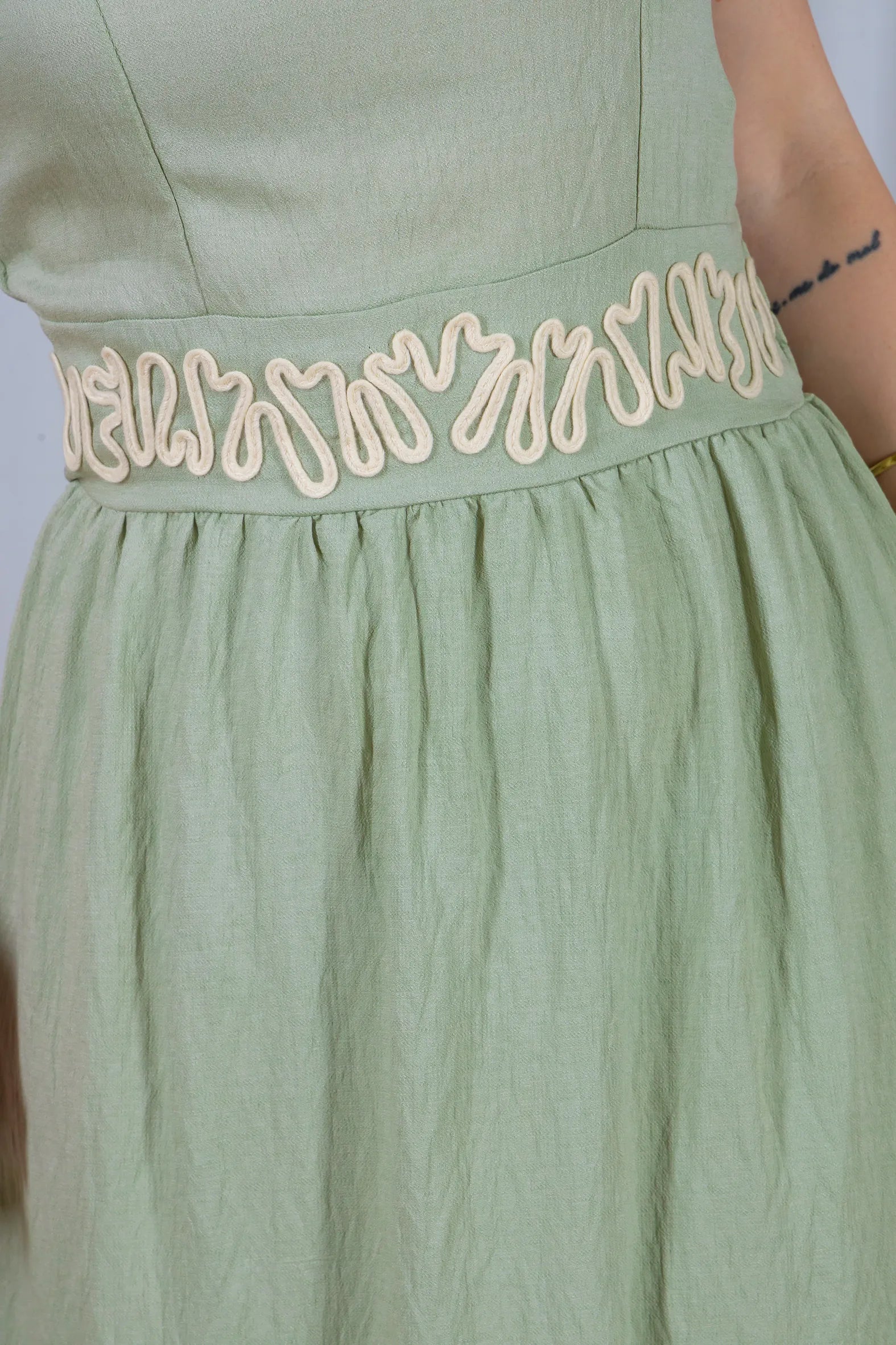 Vestido Midi Alças Detalhe Bordado Crepe Brise Lorena Verde