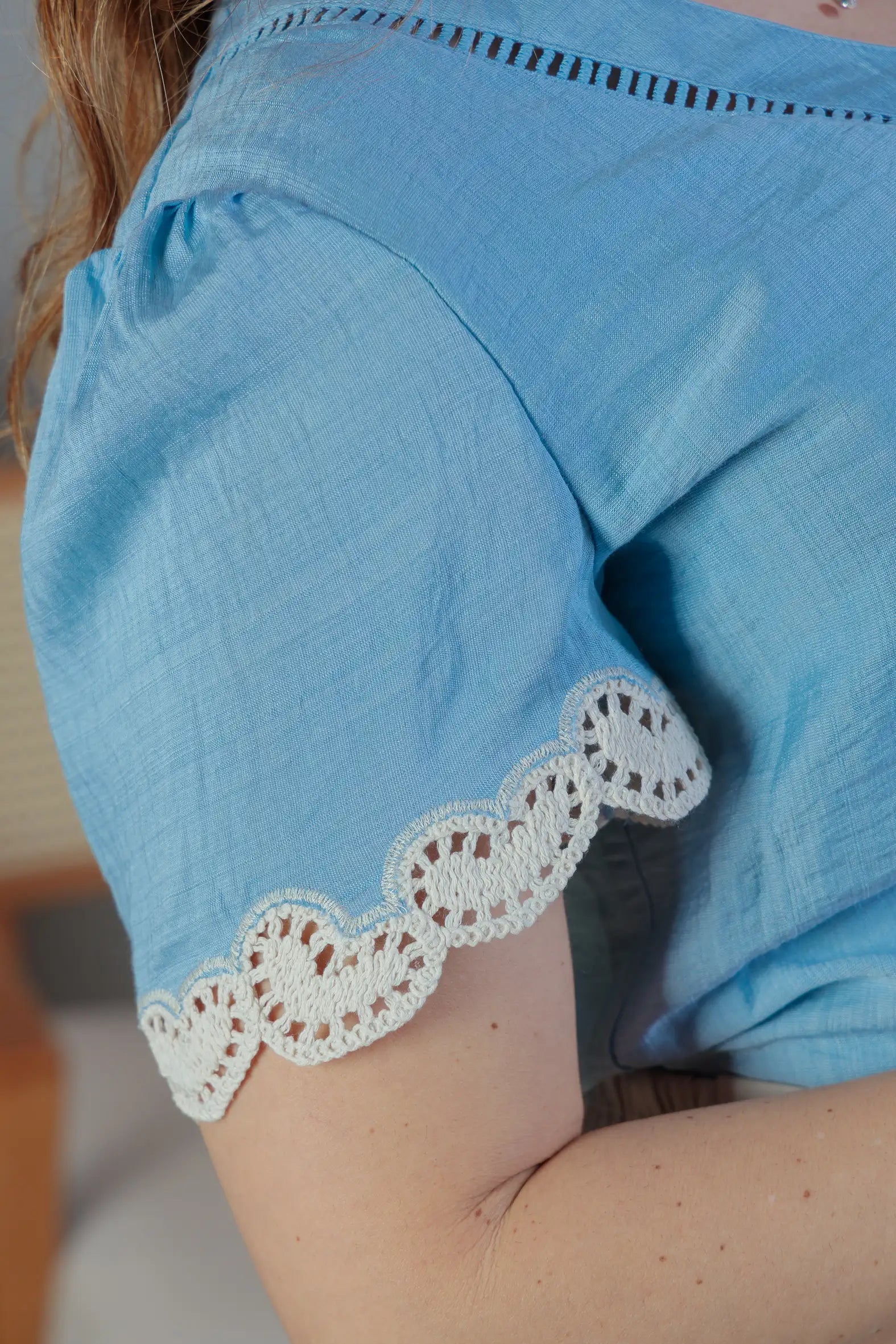 Blusa Manga Curta Detalhe Decote “V” Visco Essenza Elen Azul