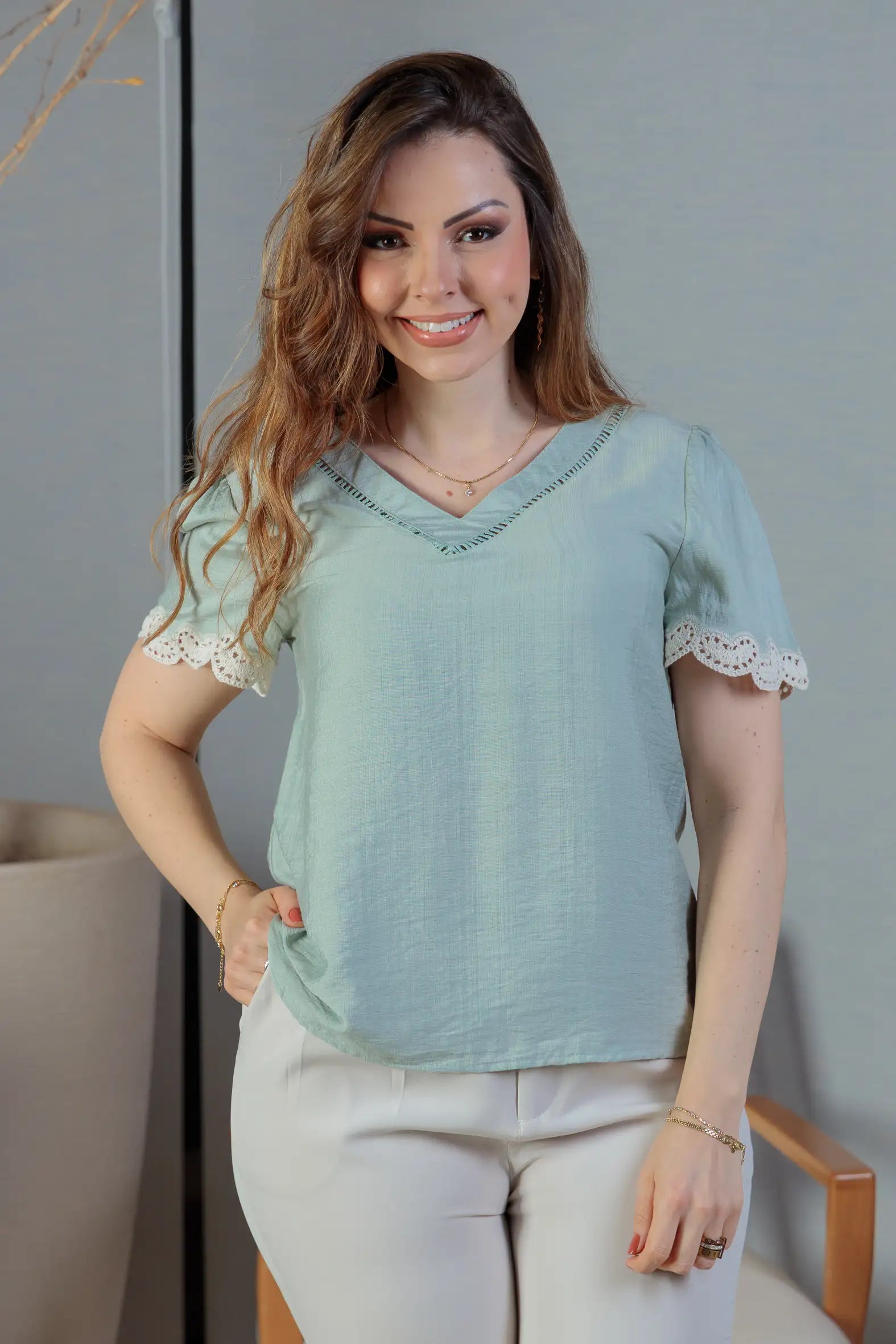Blusa Manga Curta Detalhe Decote “V” Visco Essenza Elen Verde