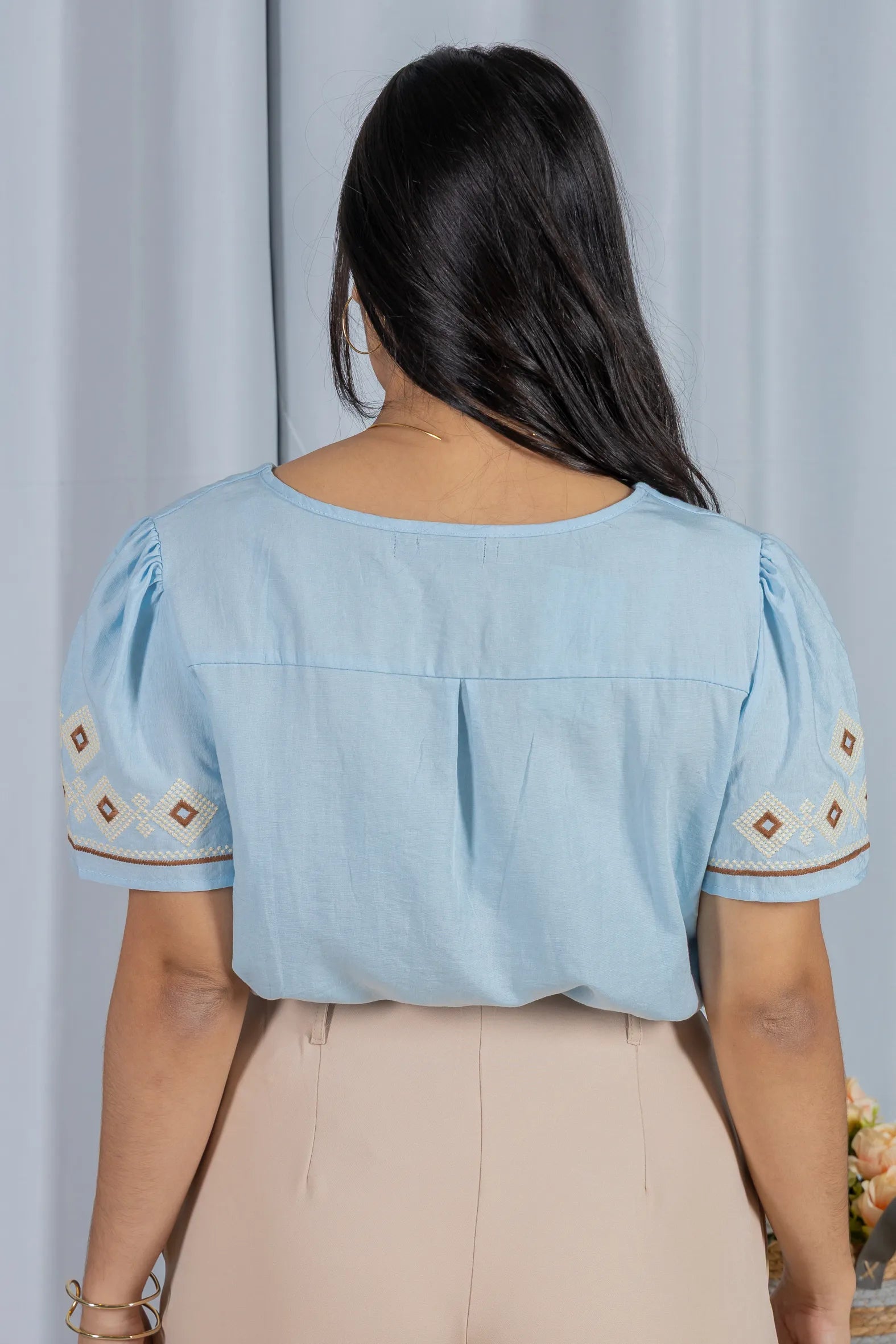 Blusa Manga Curta em Visco Soft com Bordado Geométrico e Colo em Pregas Cássia Azul