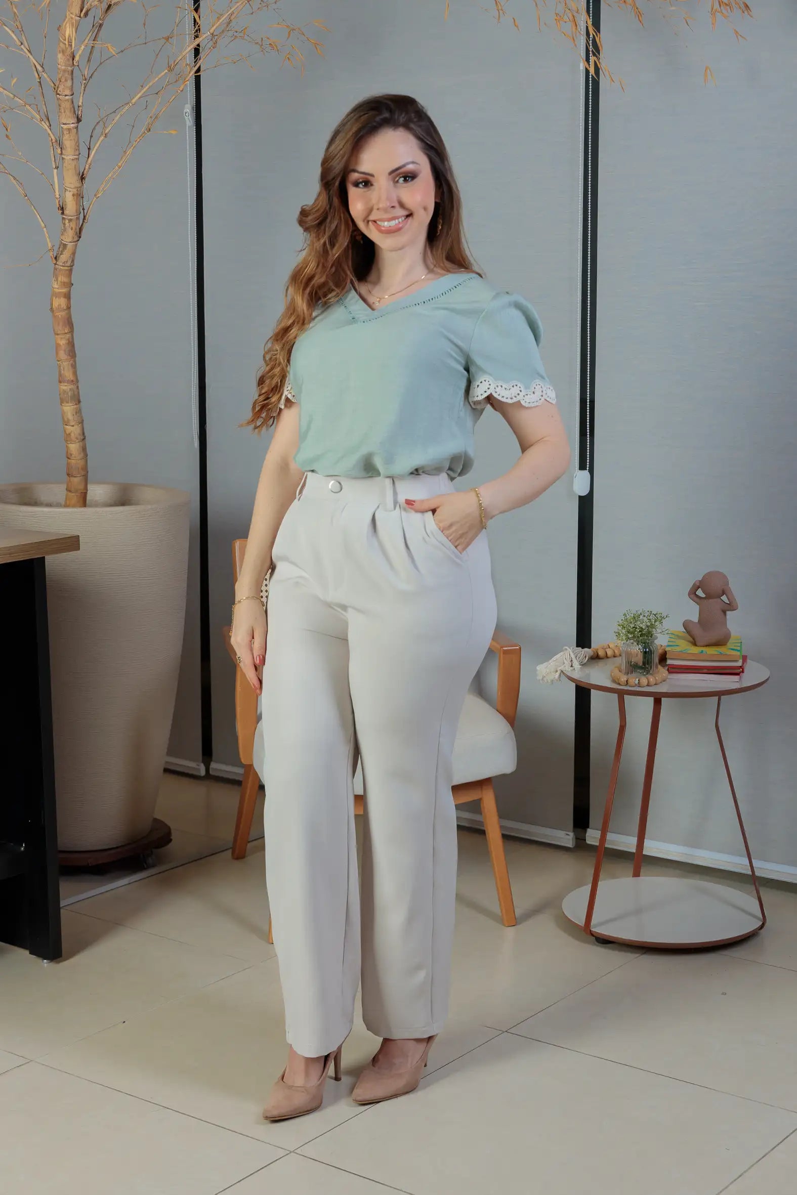 Conjunto: Blusa Manga Curta Detalhe Decote “V” Visco Essenza Elen Verde + Calça Pantalona Crepe Milano Detalhe Botão Encapado Elena Creme
