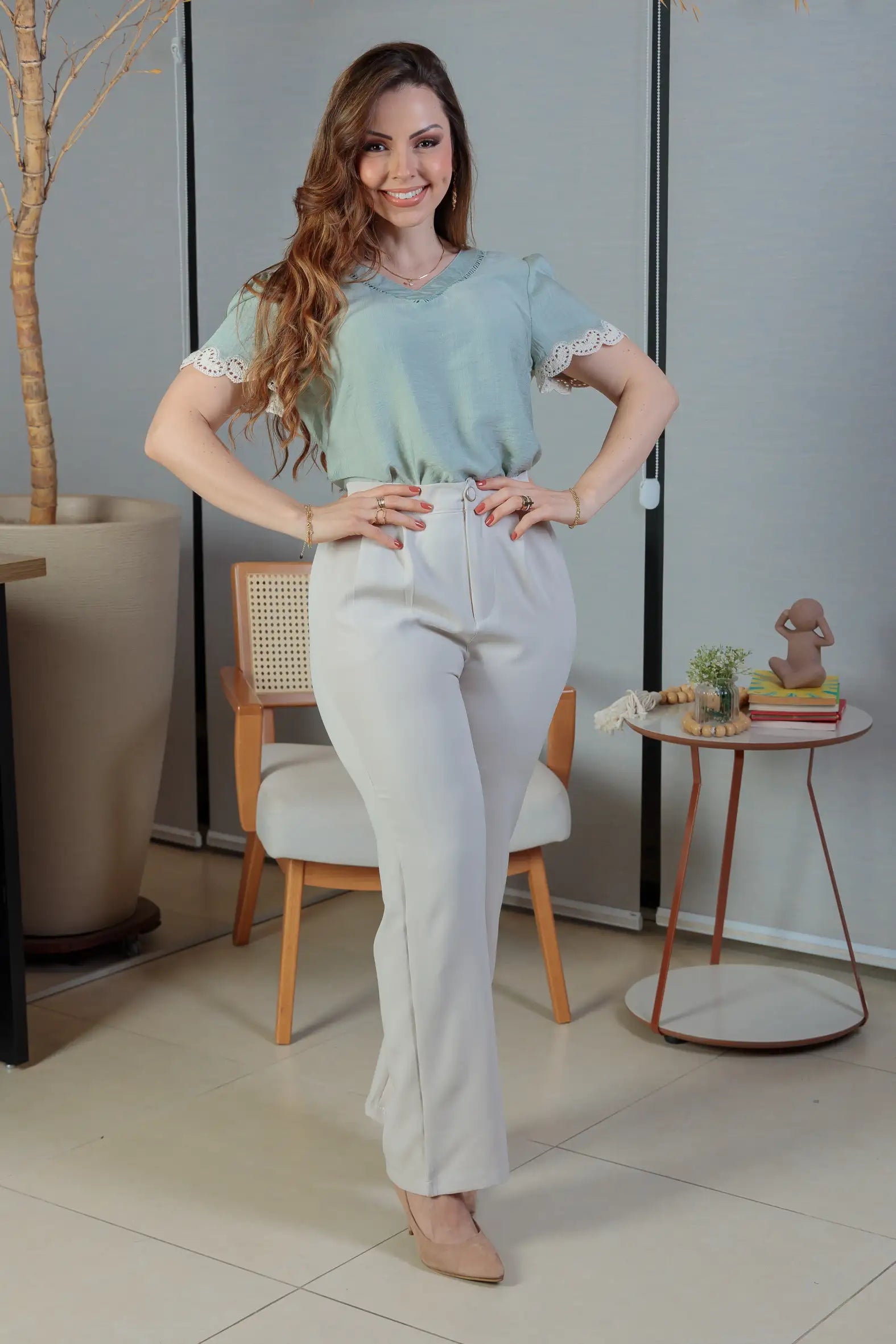Conjunto: Blusa Manga Curta Detalhe Decote “V” Visco Essenza Elen Verde + Calça Pantalona Crepe Milano Detalhe Botão Encapado Elena Creme