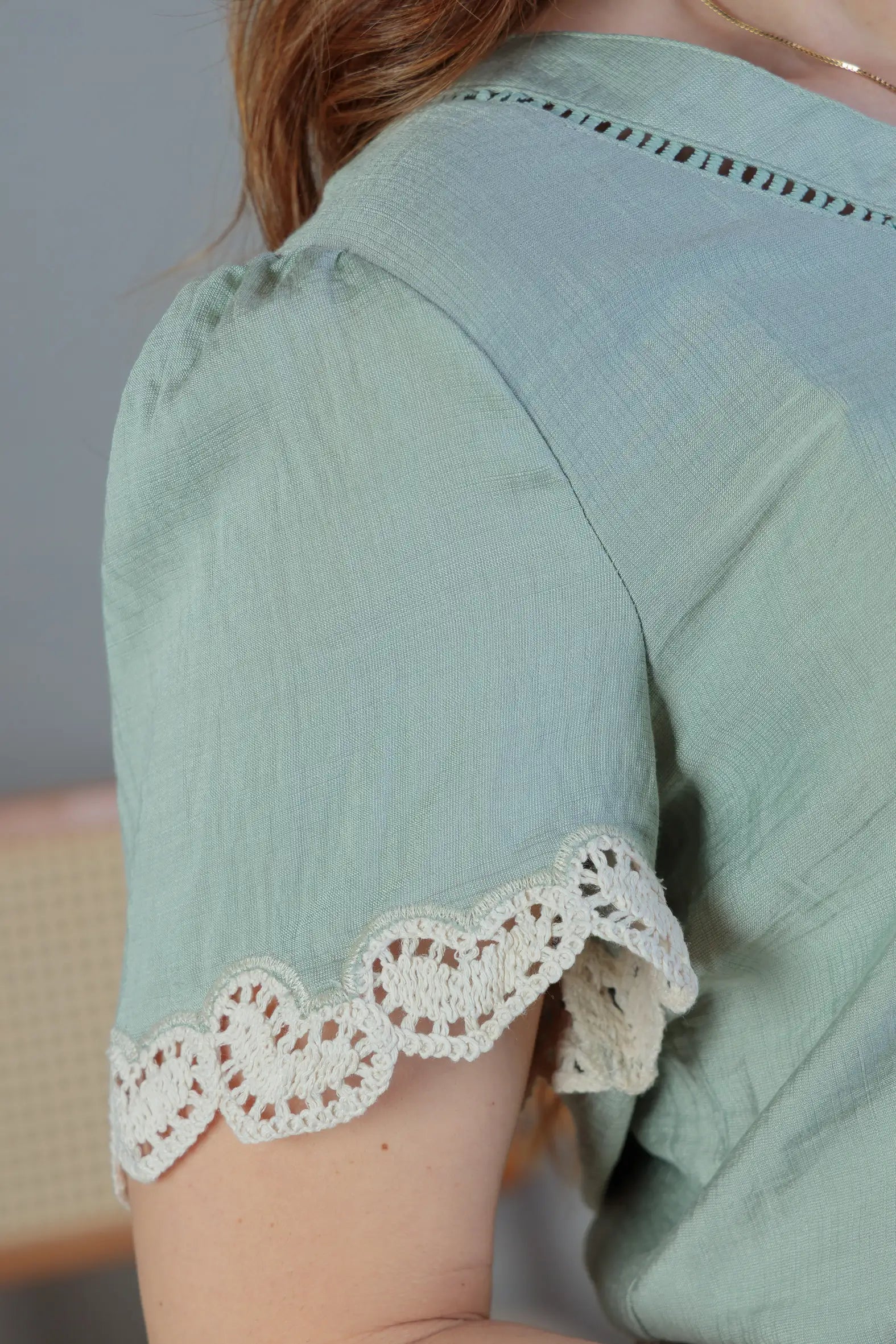 Blusa Manga Curta Detalhe Decote “V” Visco Essenza Elen Verde