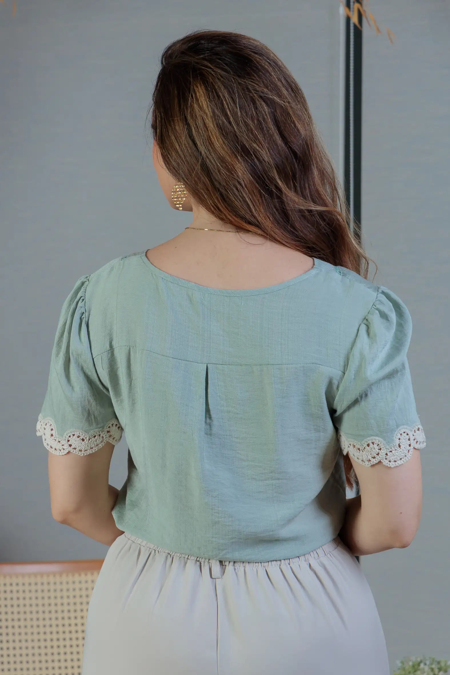 Blusa Manga Curta Detalhe Decote “V” Visco Essenza Elen Verde
