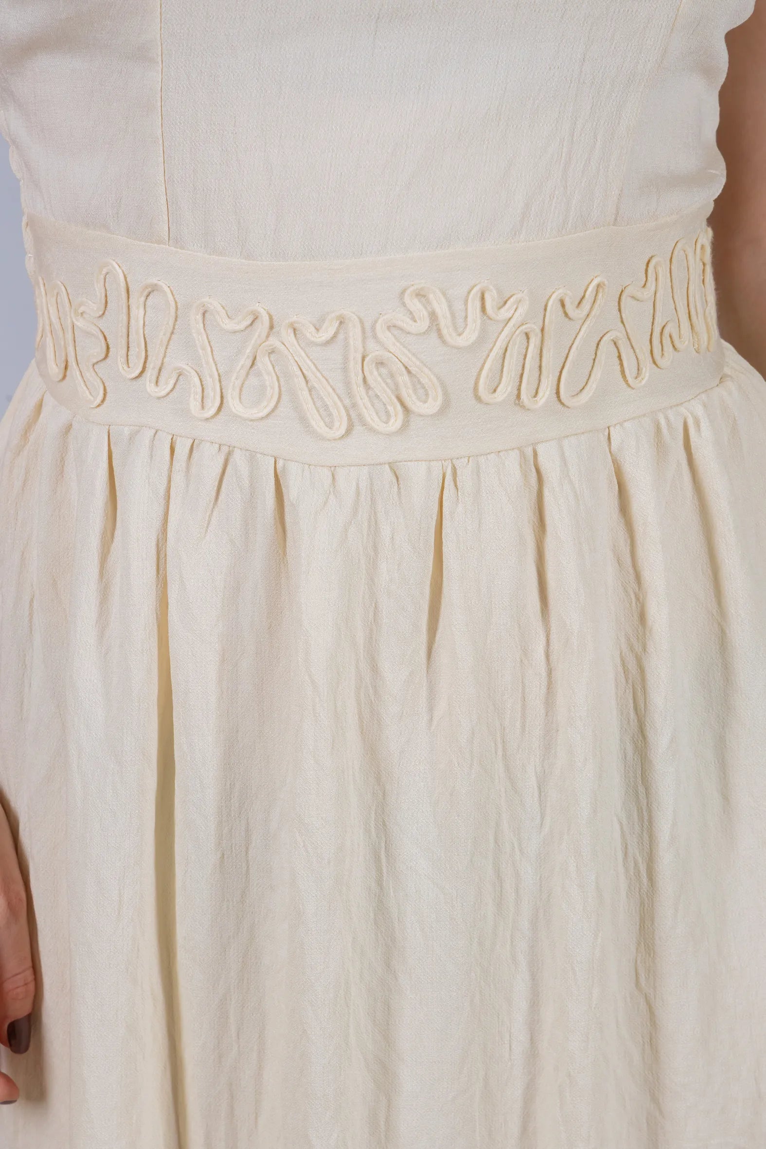 Vestido Midi Alças Detalhe Bordado Crepe Brise Lorena Creme