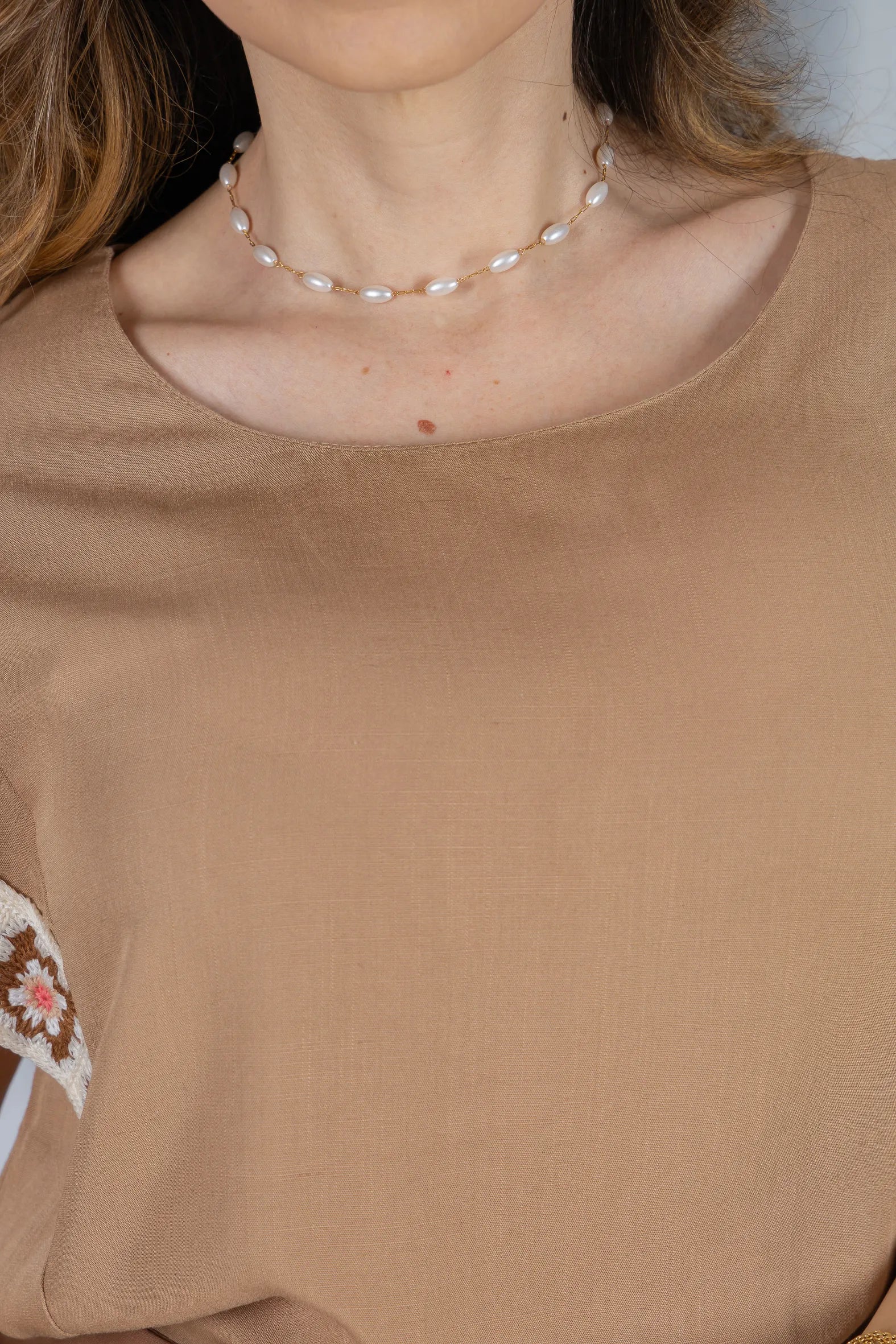 Blusa Manga Curta com Acabamento Bordado em Visco-linho Valéria Marrom