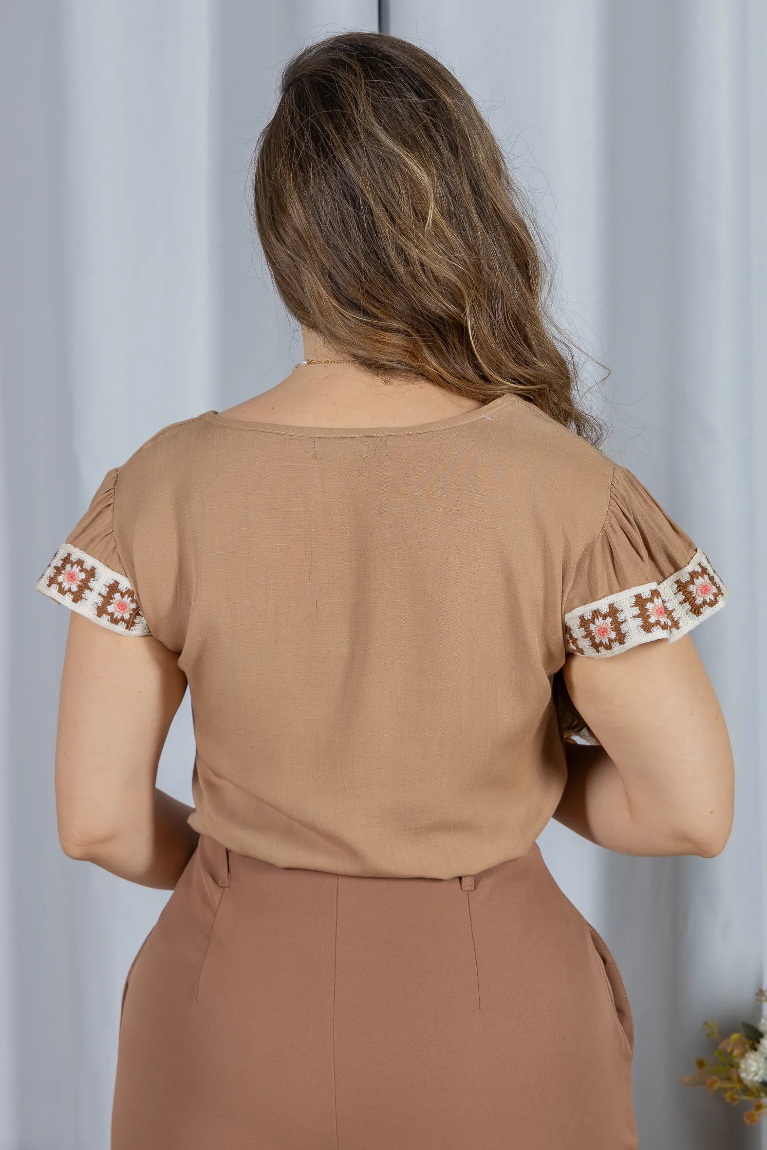 Blusa Manga Curta com Acabamento Bordado em Visco-linho Valéria Marrom