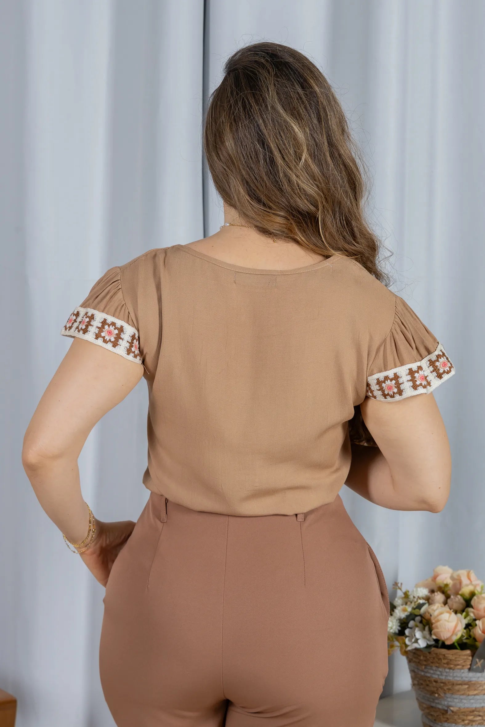 Blusa Manga Curta com Acabamento Bordado em Visco-linho Valéria Marrom