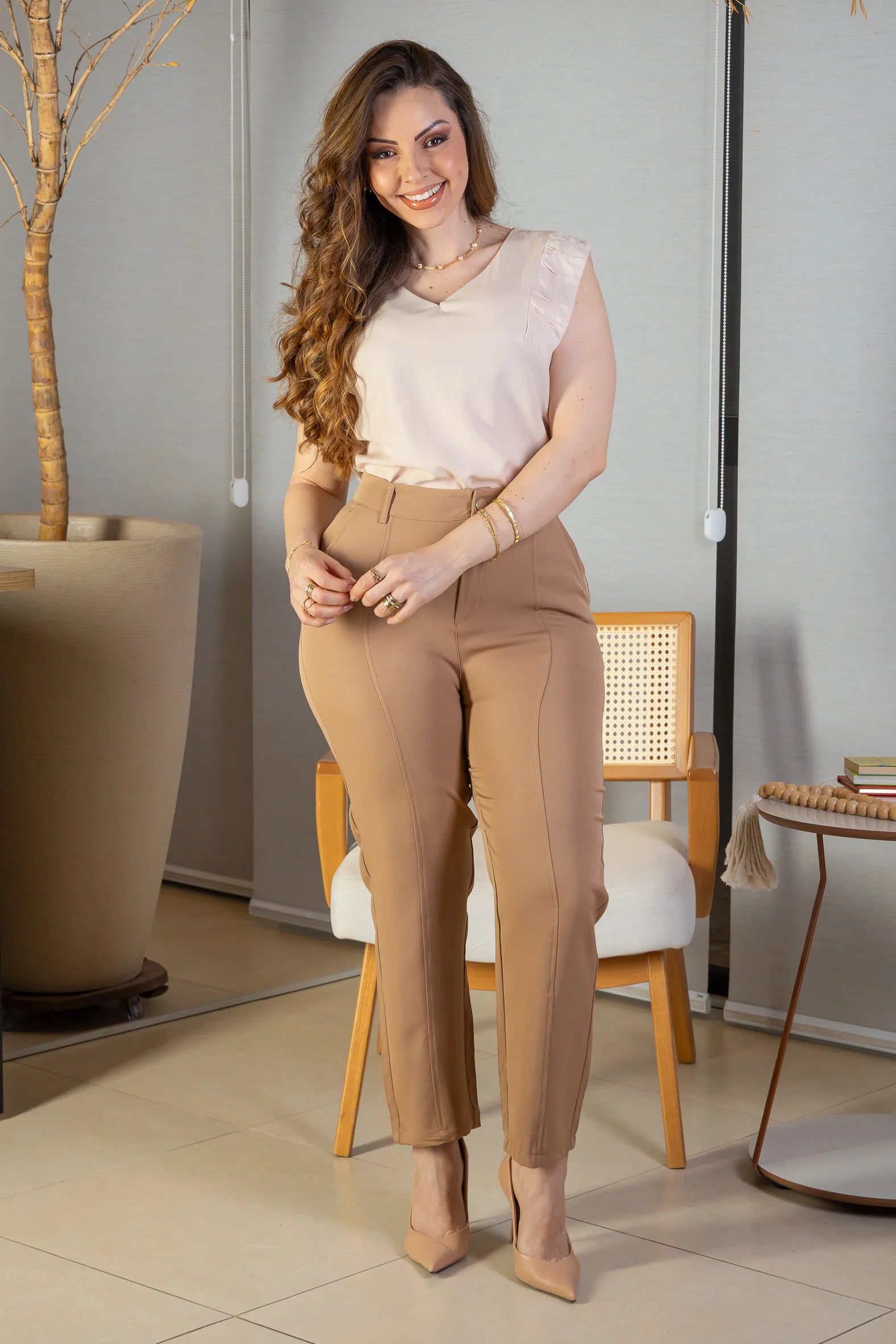 Conjunto: Blusa Regata Decote "V" Franzido Ombros Polivisco Fátima Bernardes Bege + Calça Corte Reto Detalhe Friso Crepe Milano Eliana Bezerra Bege