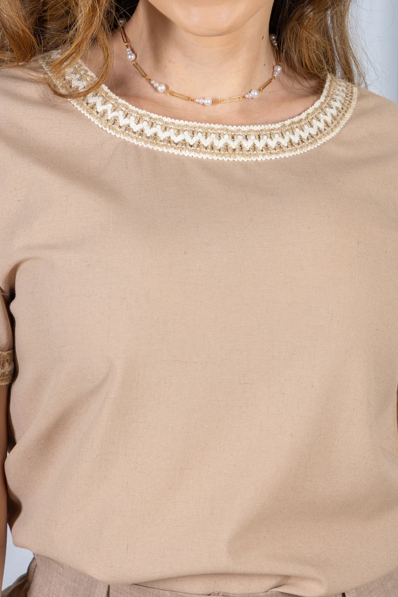 Blusa Manga Curta Poli-Linho Confort Detalhes Bordados Isabela Marrom