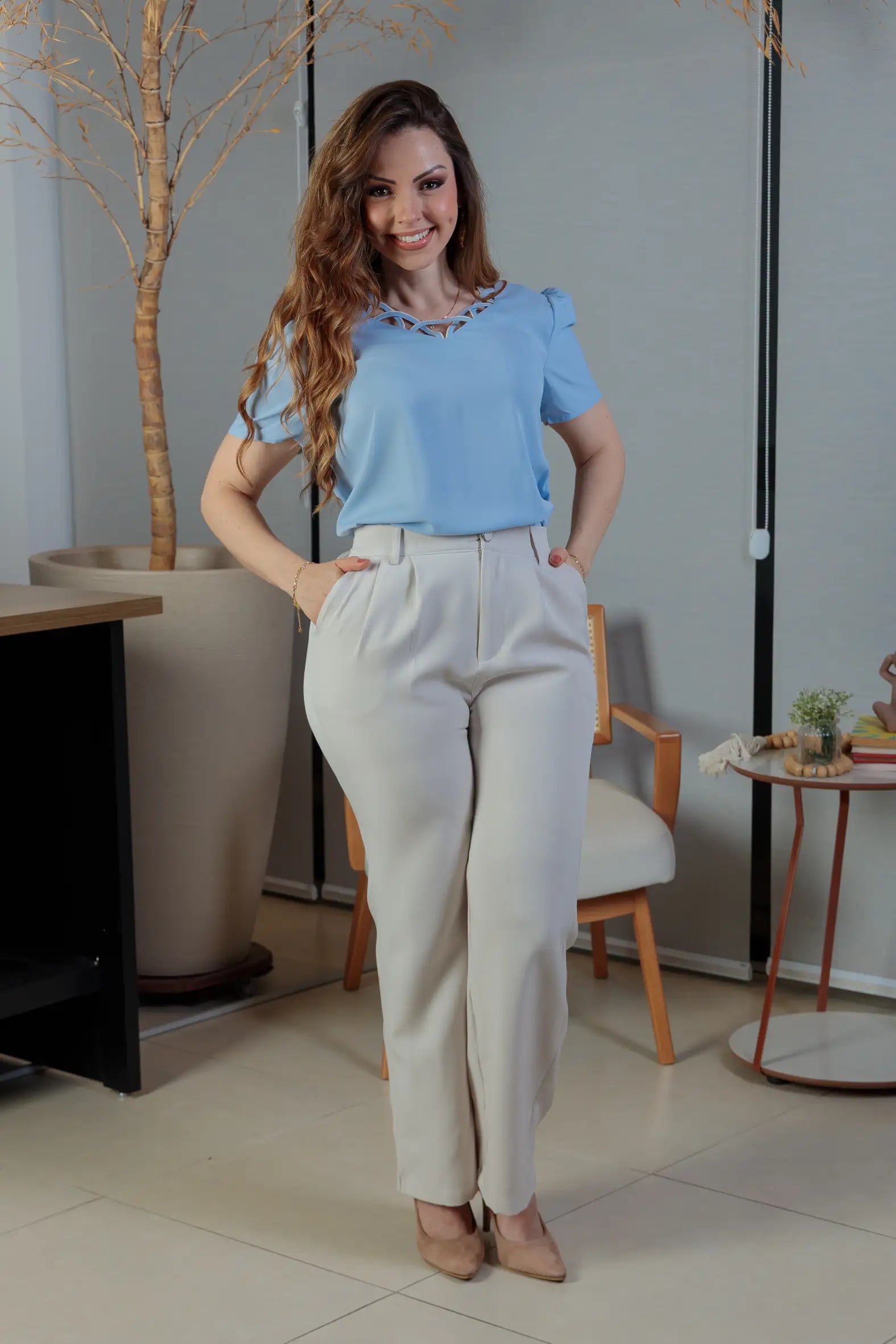 Conjunto: Blusa Manga Curta Detalhe Decote Crepe Touch Carolina Azul + Calça Pantalona Crepe Milano Detalhe Botão Encapado Elena Creme