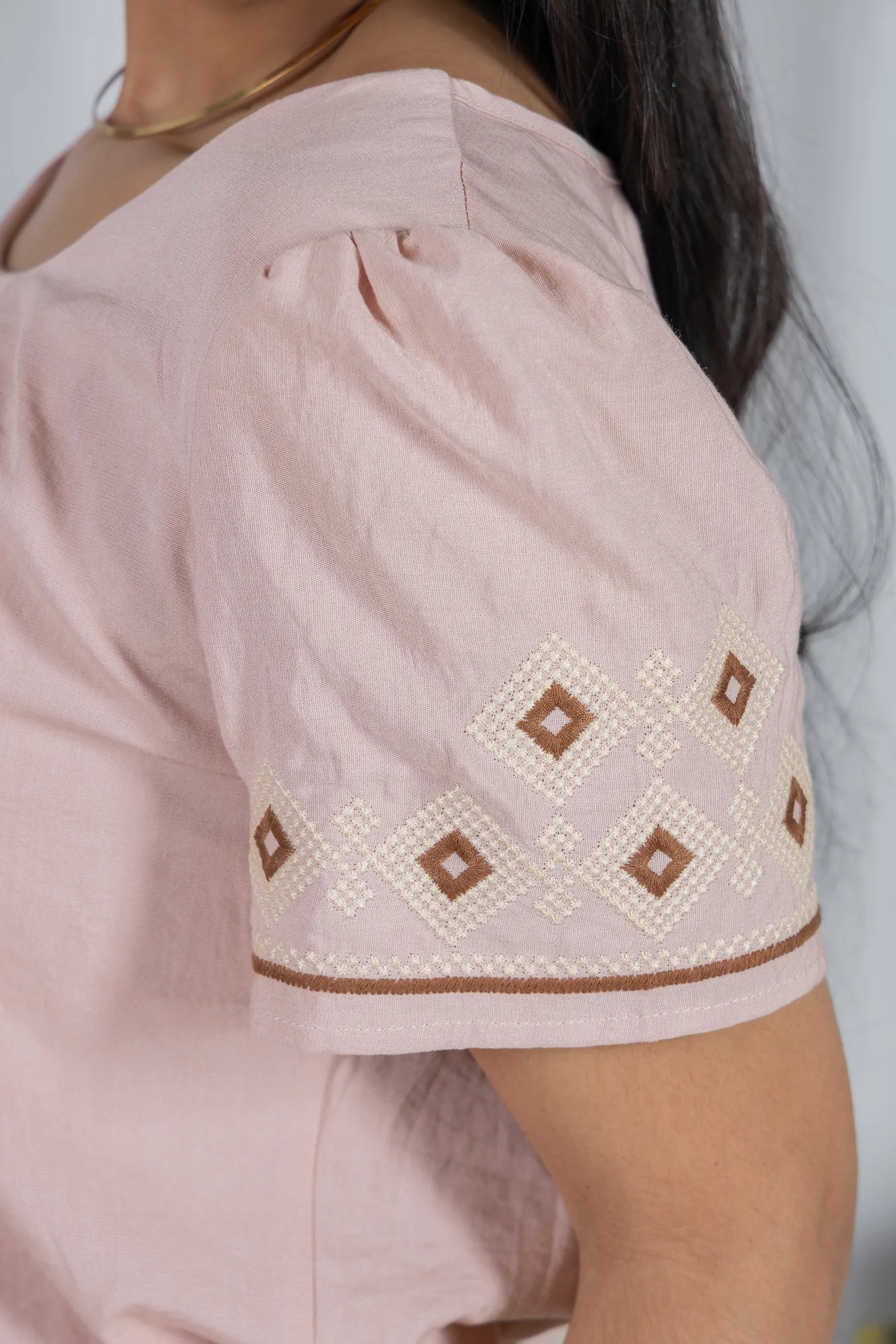 Blusa Manga Curta em Visco Soft com Bordado Geométrico e Colo em Pregas Cássia Rosa