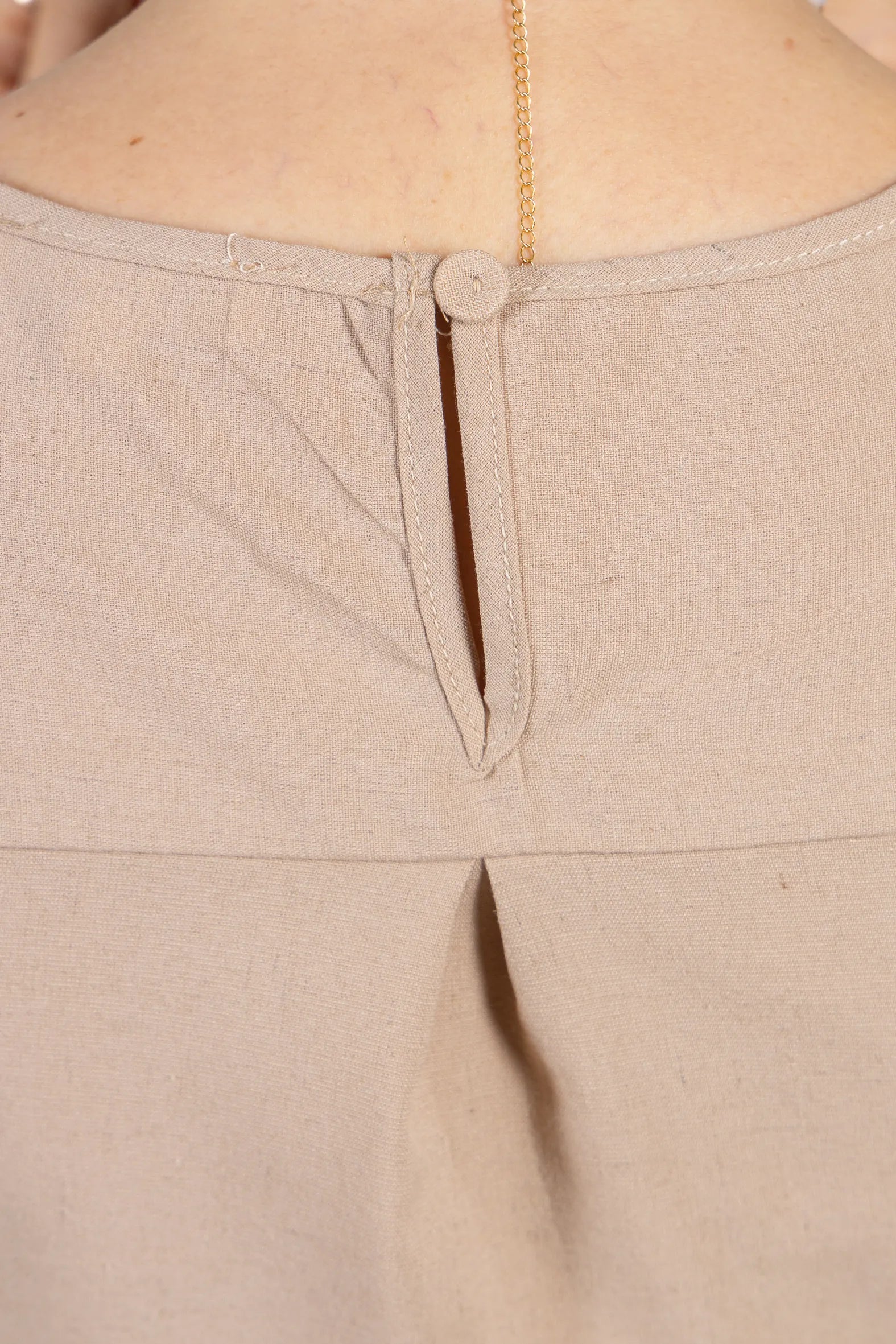 Blusa Manga Curta Poli-Linho Confort Detalhes Bordados Isabela Marrom