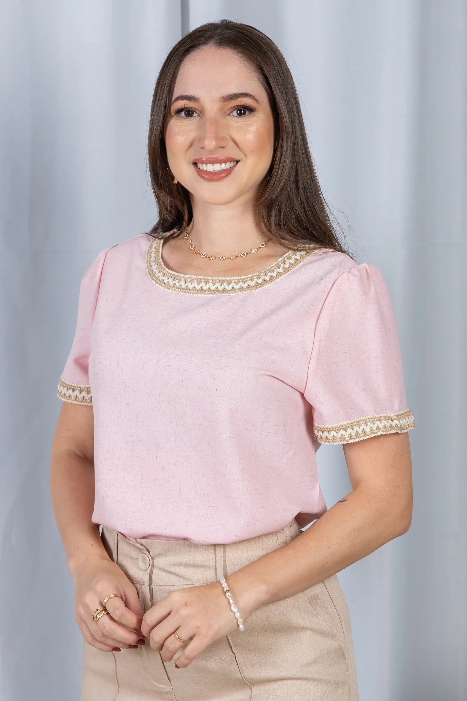 Blusa Manga Curta Poli-Linho Confort Detalhes Bordados Isabela Rosa