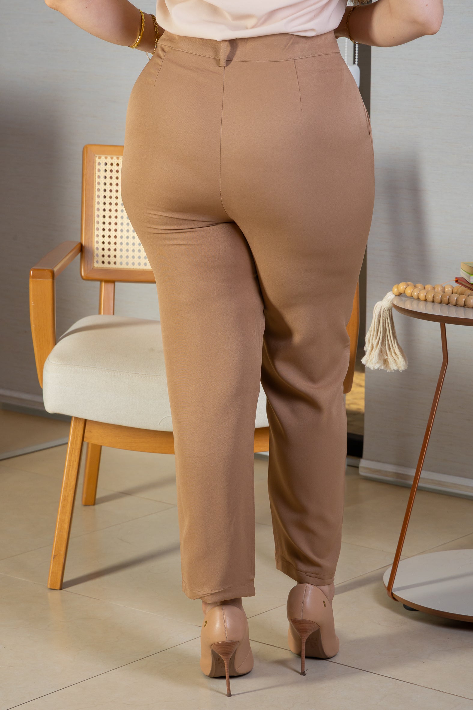 Calça Corte Reto Detalhe Friso Crepe Milano Eliana Bezerra Bege