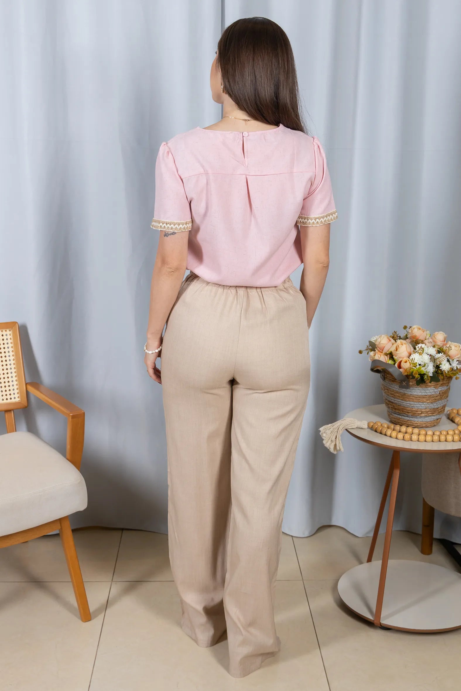 Blusa Manga Curta Poli-Linho Confort Detalhes Bordados Isabela Rosa