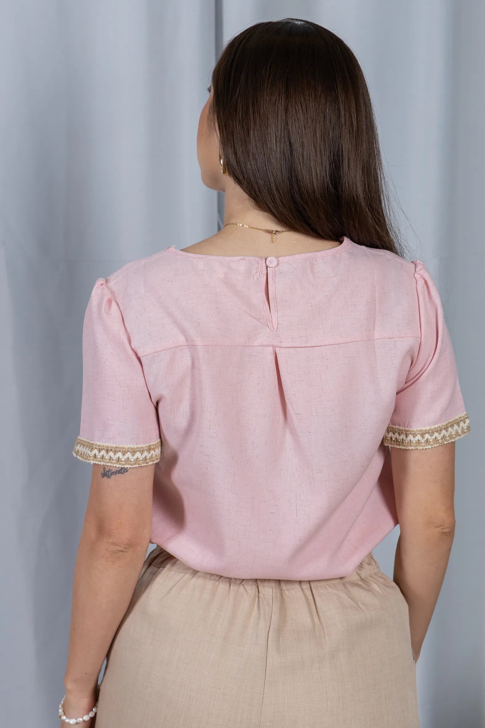 Blusa Manga Curta Poli-Linho Confort Detalhes Bordados Isabela Rosa