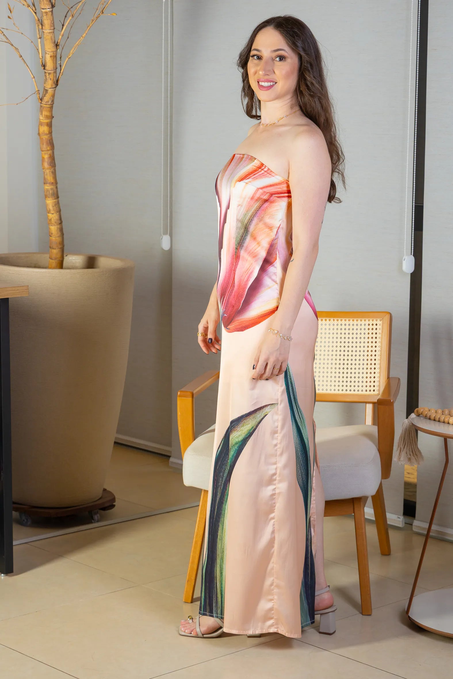 Vestido Tomara Que Caia Detalhe Fenda Crepe Acetinado Camila Pitanga Estampado Creme