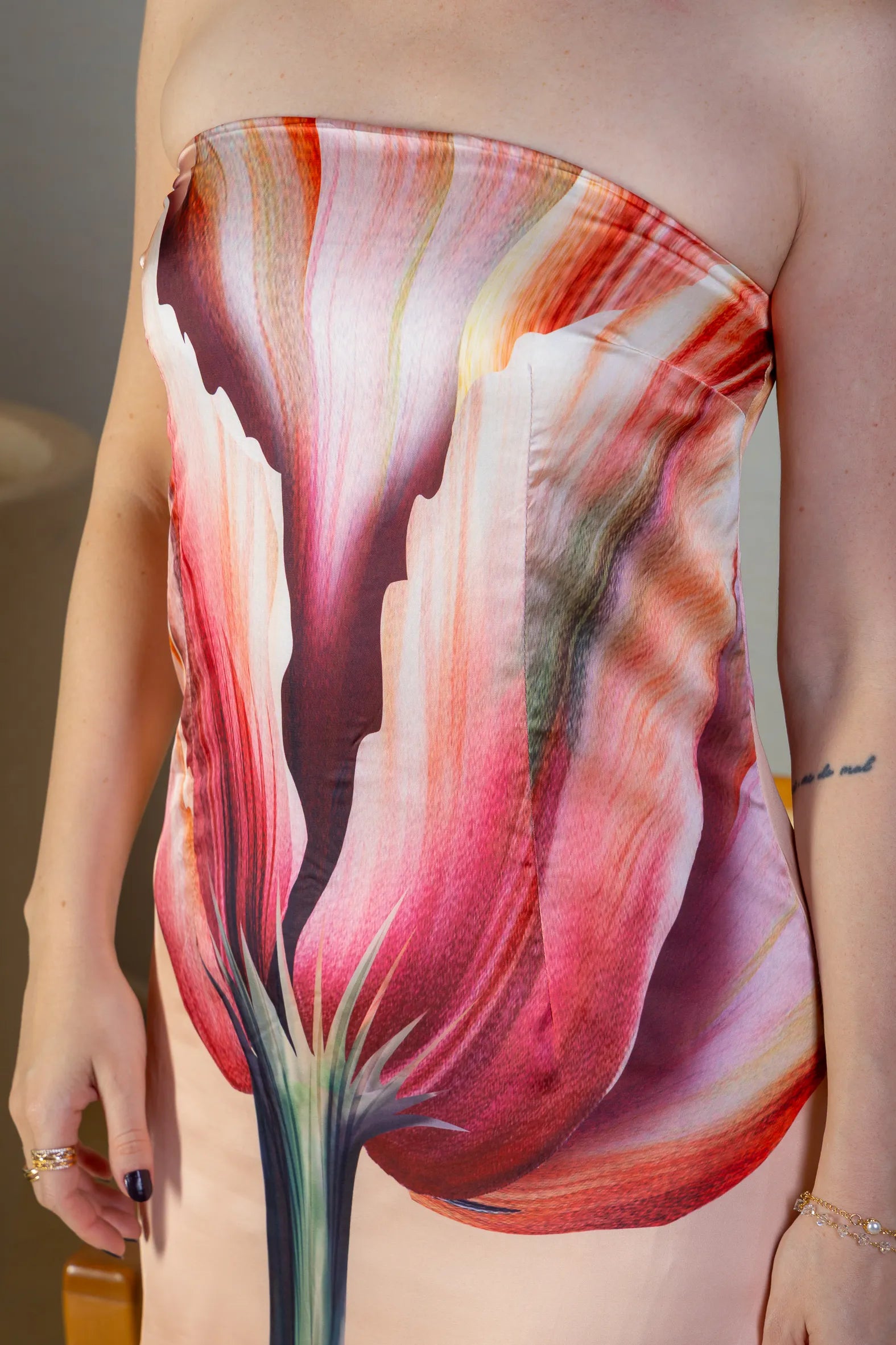 Vestido Tomara Que Caia Detalhe Fenda Crepe Acetinado Camila Pitanga Estampado Creme