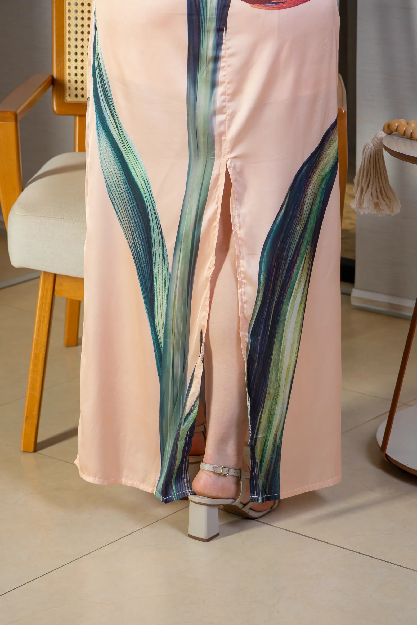 Vestido Tomara Que Caia Detalhe Fenda Crepe Acetinado Camila Pitanga Estampado Creme