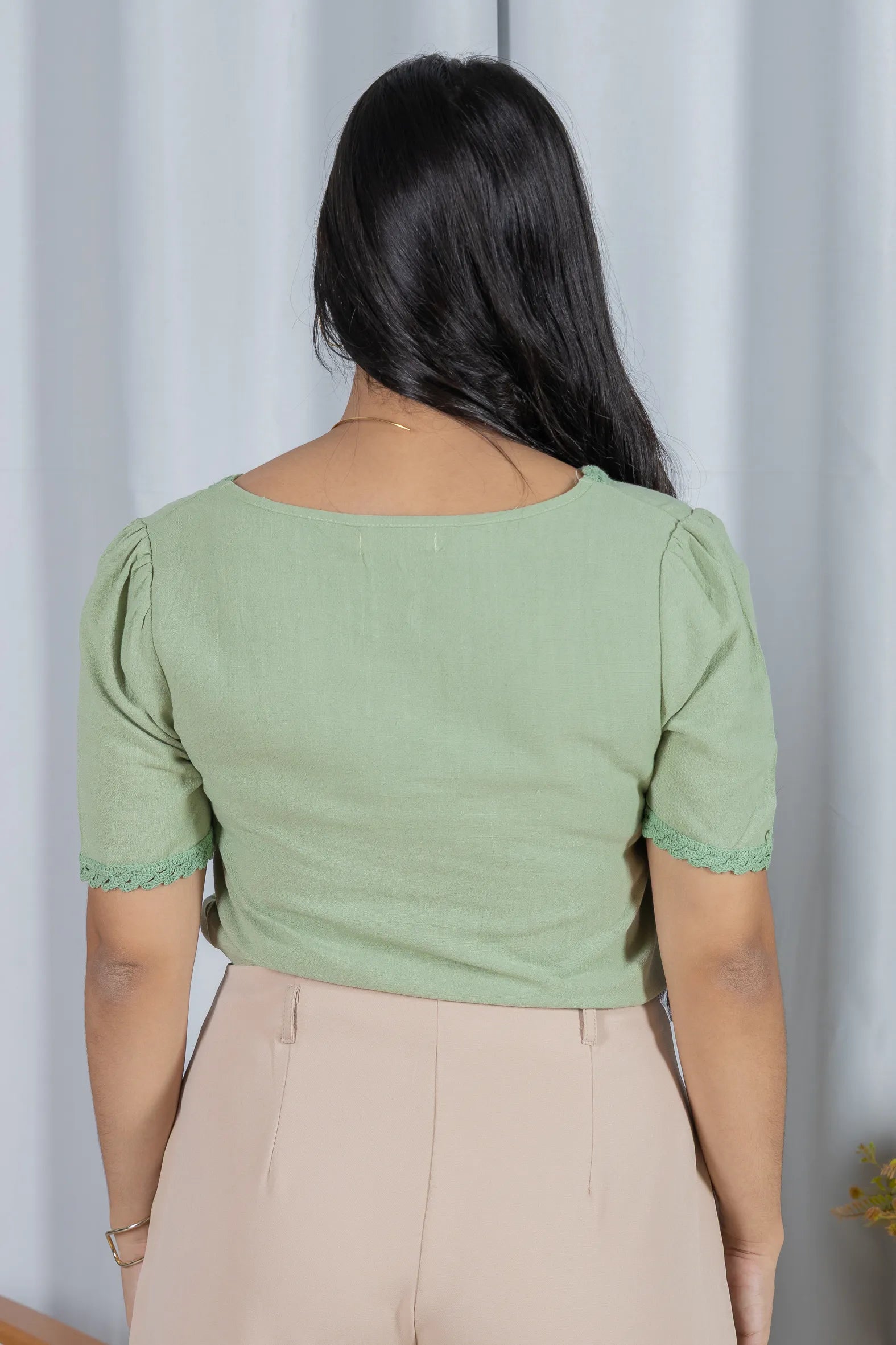 Blusa Manga Curta Decote em "V" em Cotton Linho e Detalhes Bordados Érica Verde