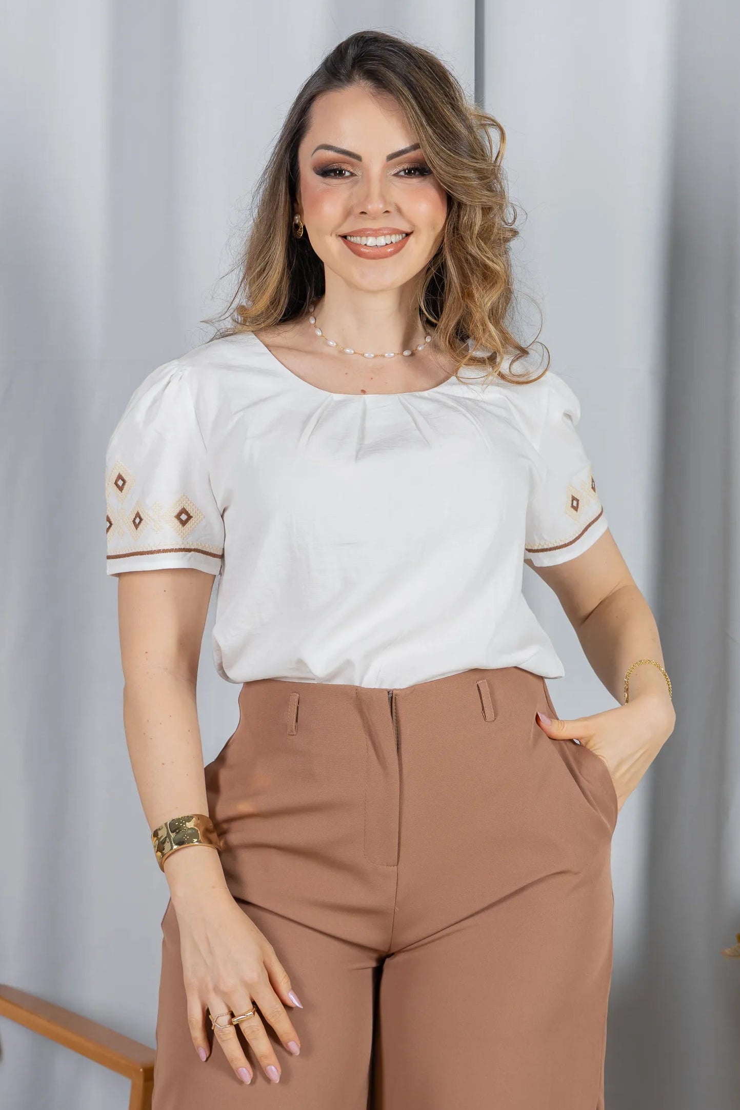 Blusa Manga Curta em Visco Soft com Bordado Geométrico e Colo em Pregas Cássia Branca