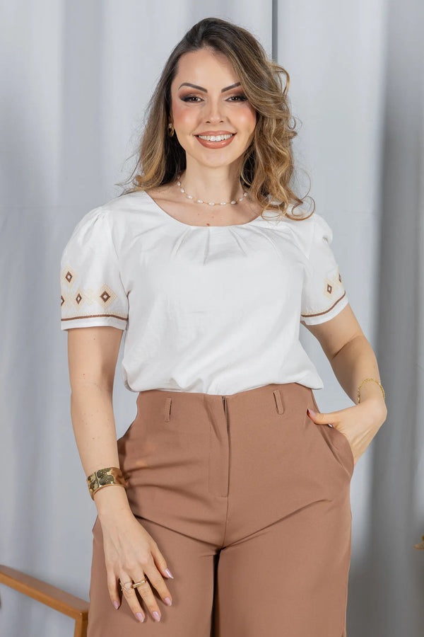 Blusa Manga Curta em Visco Soft com Bordado Geométrico e Colo em Pregas Cássia Branca