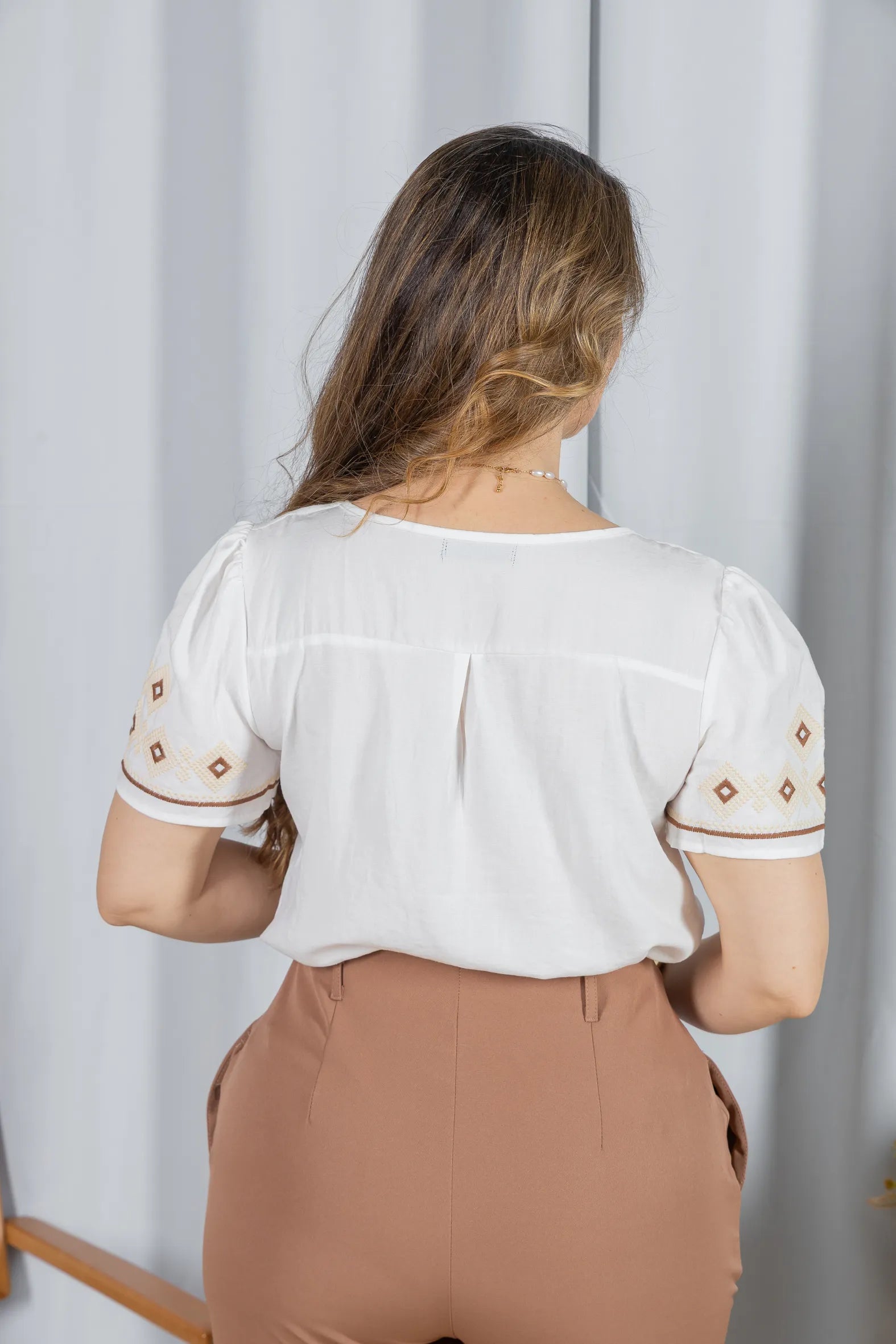 Blusa Manga Curta em Visco Soft com Bordado Geométrico e Colo em Pregas Cássia Branca