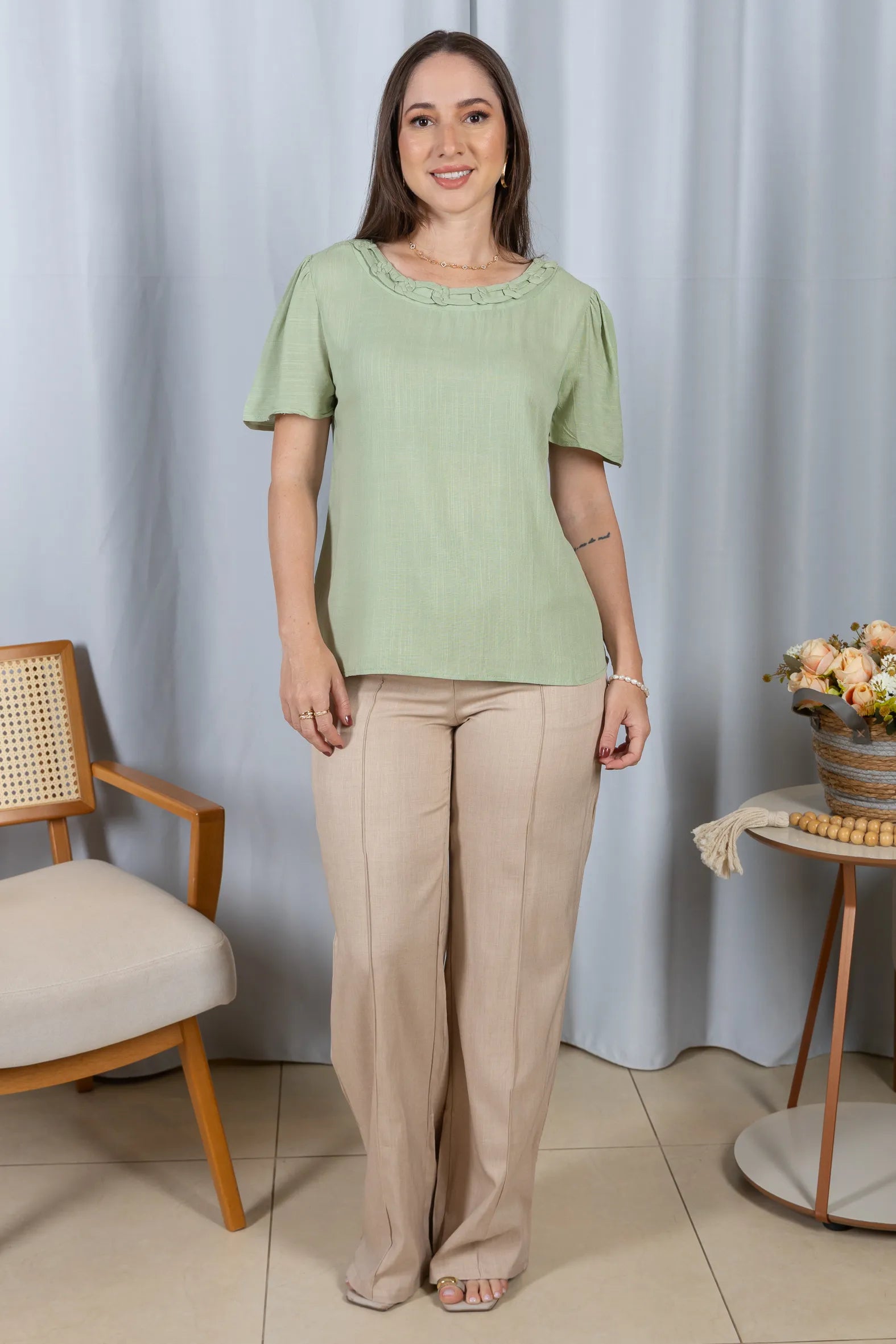 Blusa Manga Curta Visco-Linho Detalhe Colo Entrelaçado Naomi Verde