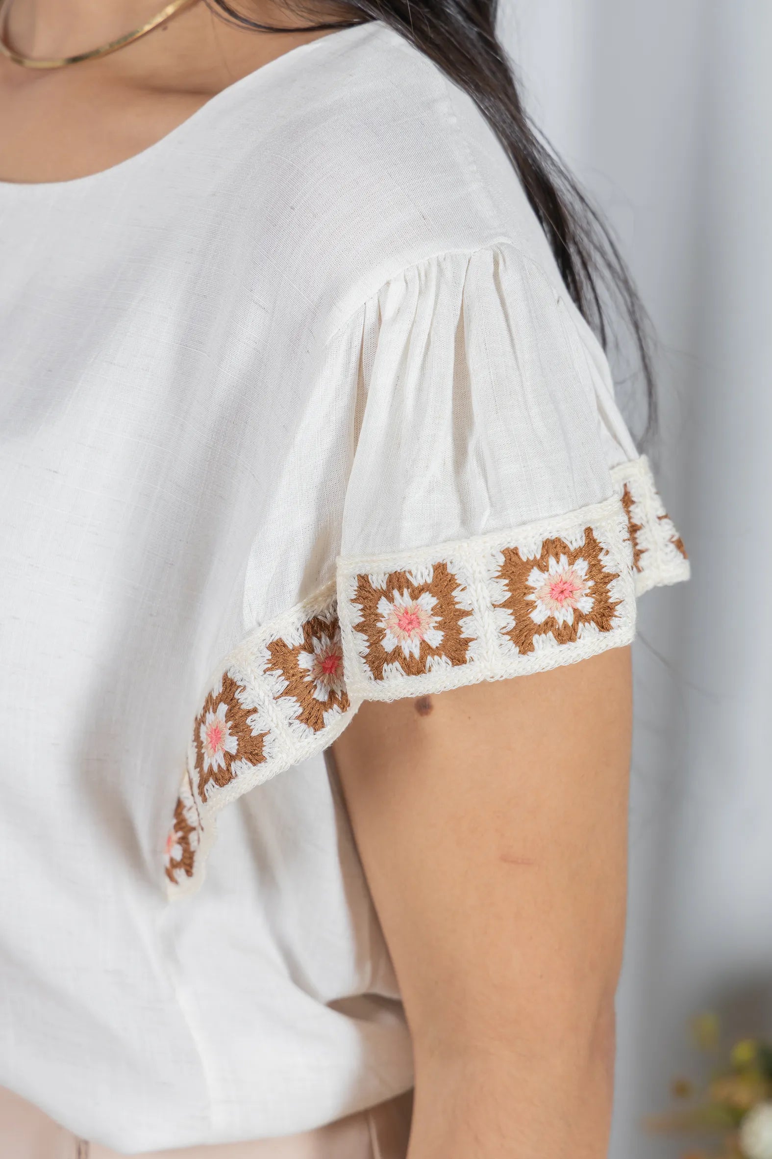 Blusa Manga Curta com Acabamento Bordado em Visco-linho Valéria Off White