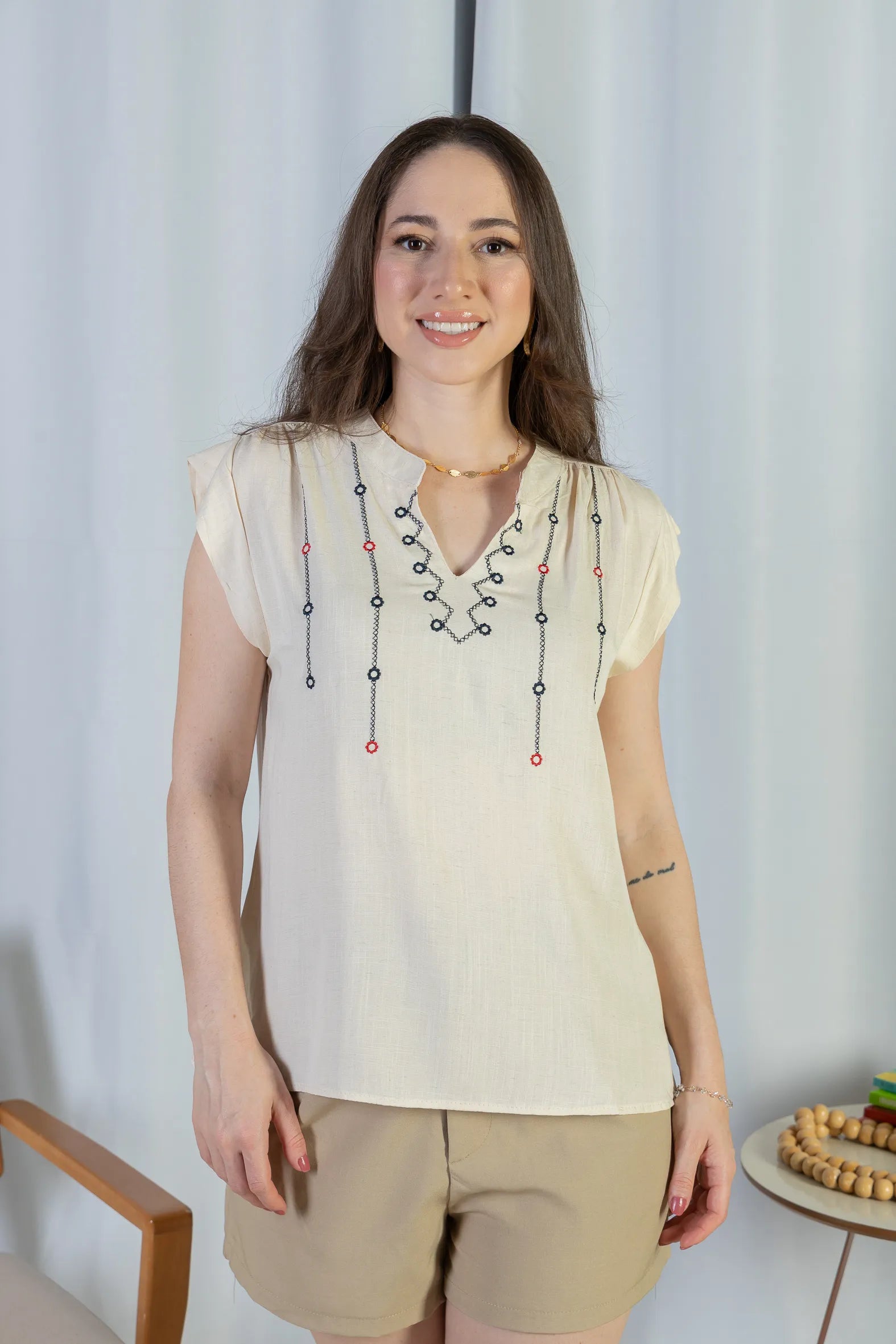 Blusa Regata Pregas Detalhe Decote "V" Visco-linho Lisandra Creme